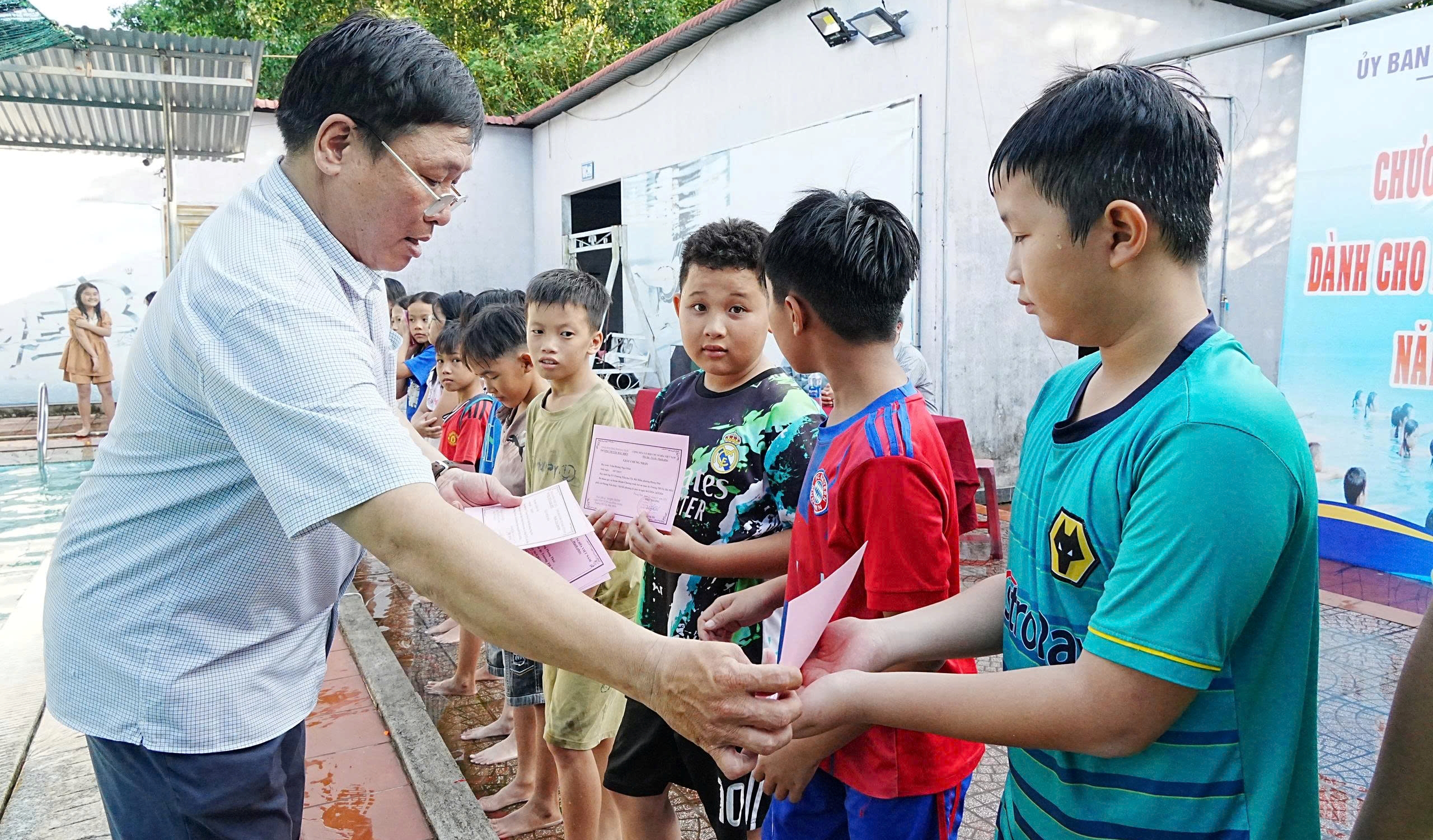 Gần 400 học sinh tiểu học phường Phong Thái hoàn thành lớp phổ cập bơi