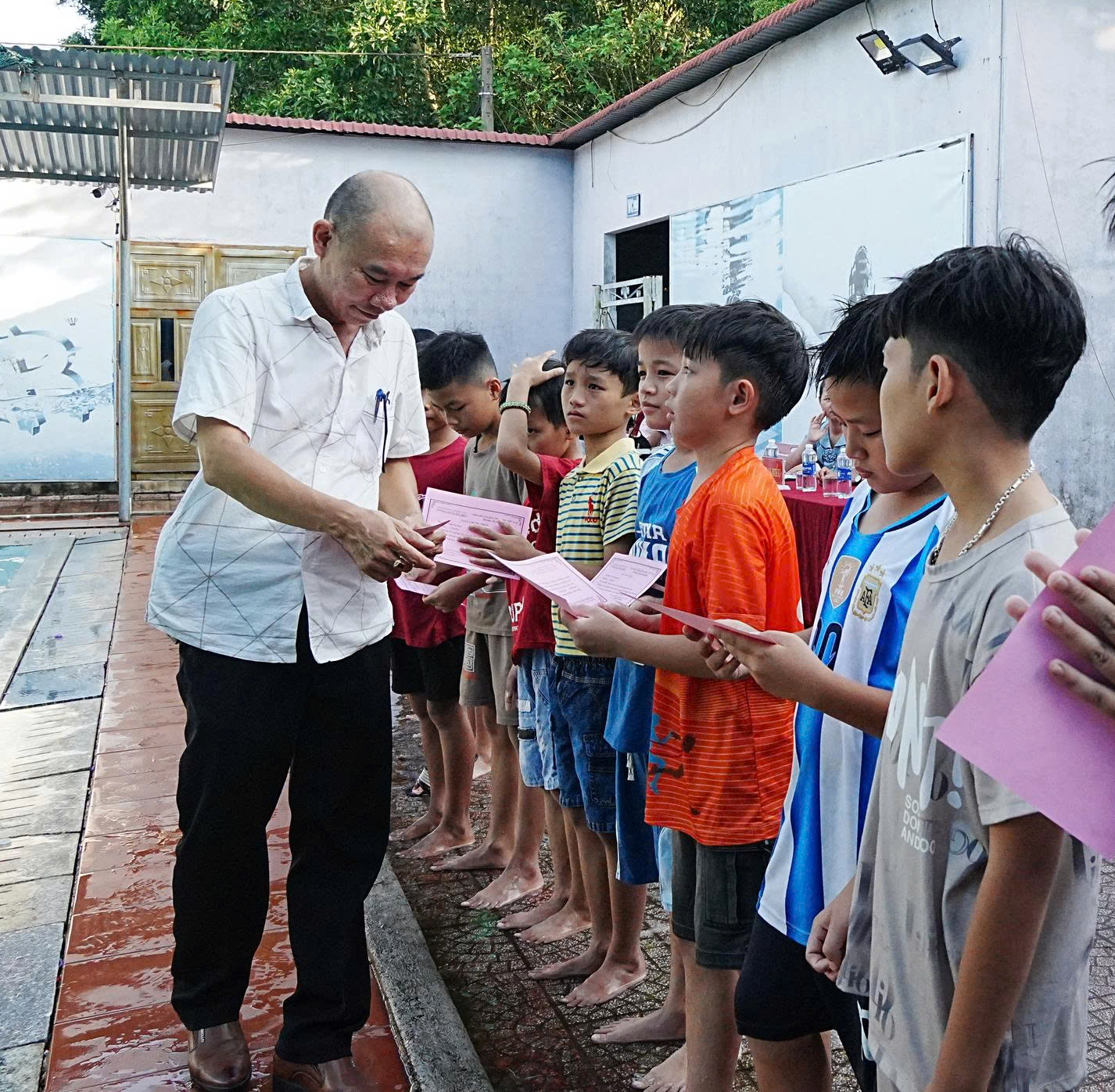 Gần 400 học sinh tiểu học phường Phong Thái hoàn thành lớp phổ cập bơi