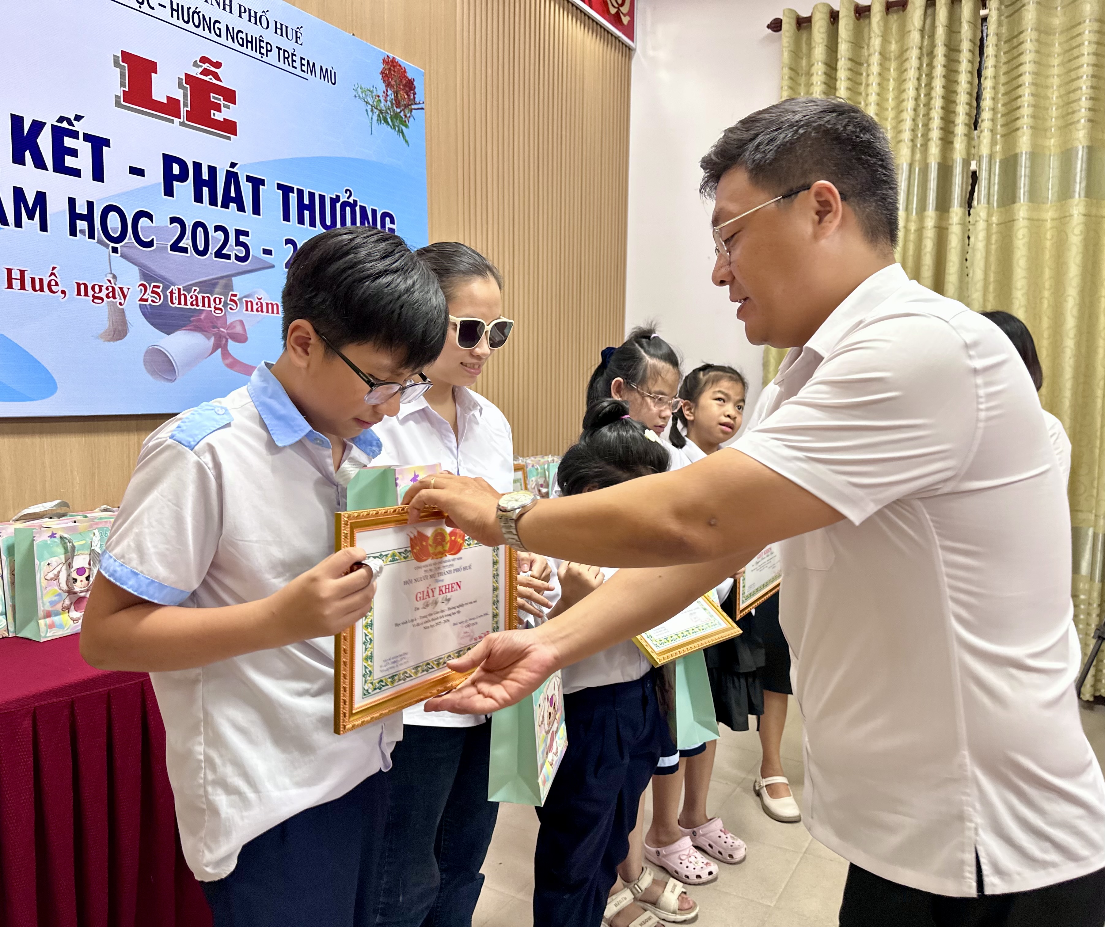 Chắp cánh tương lai cho học sinh khiếm thị
