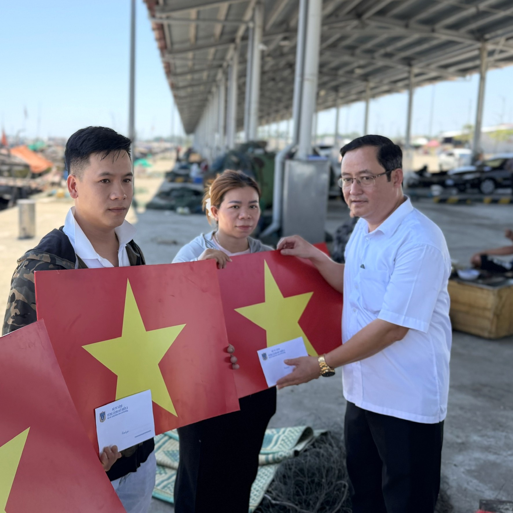 Cảnh sát biển đồng hành cùng ngư dân Thuận An vươn khơi bám biển