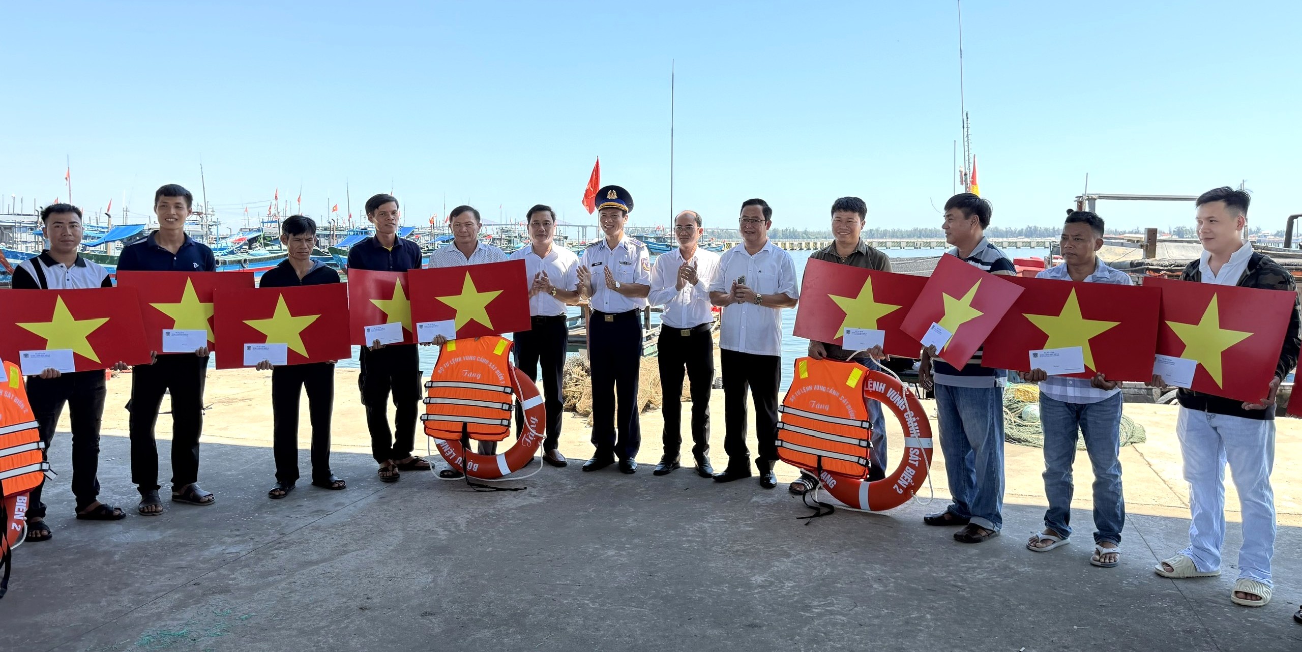 Cảnh sát biển đồng hành cùng ngư dân Thuận An vươn khơi bám biển