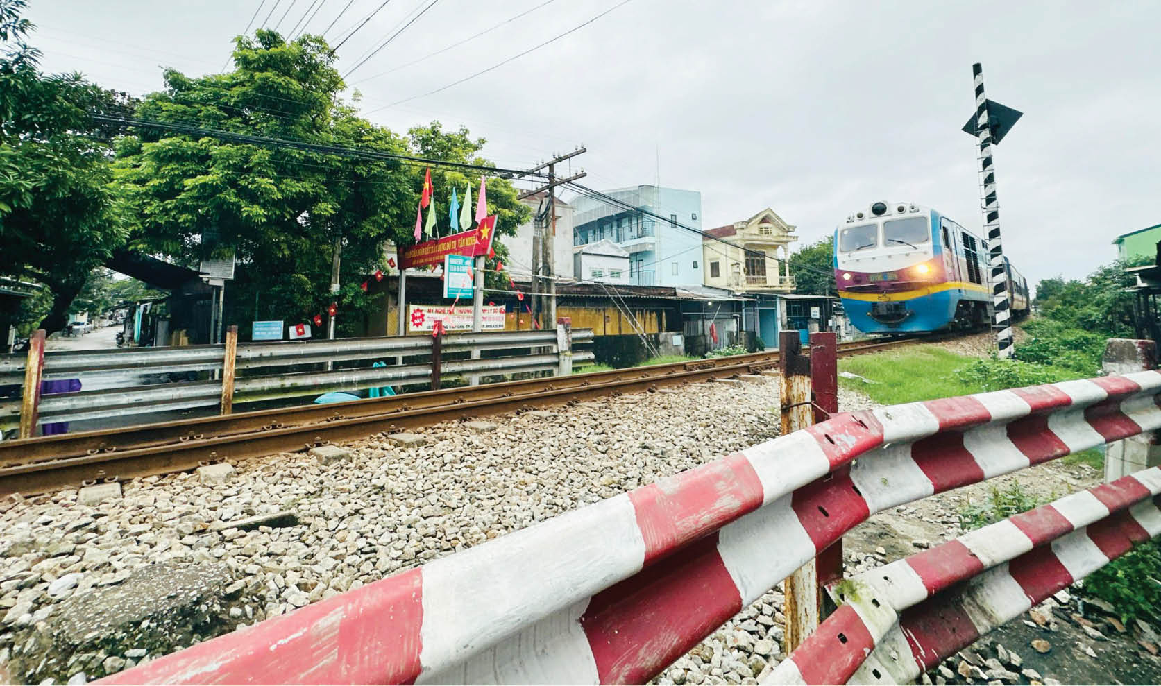 Vượt rào chắn đường sắt Nhanh vài giây, chậm cả đời