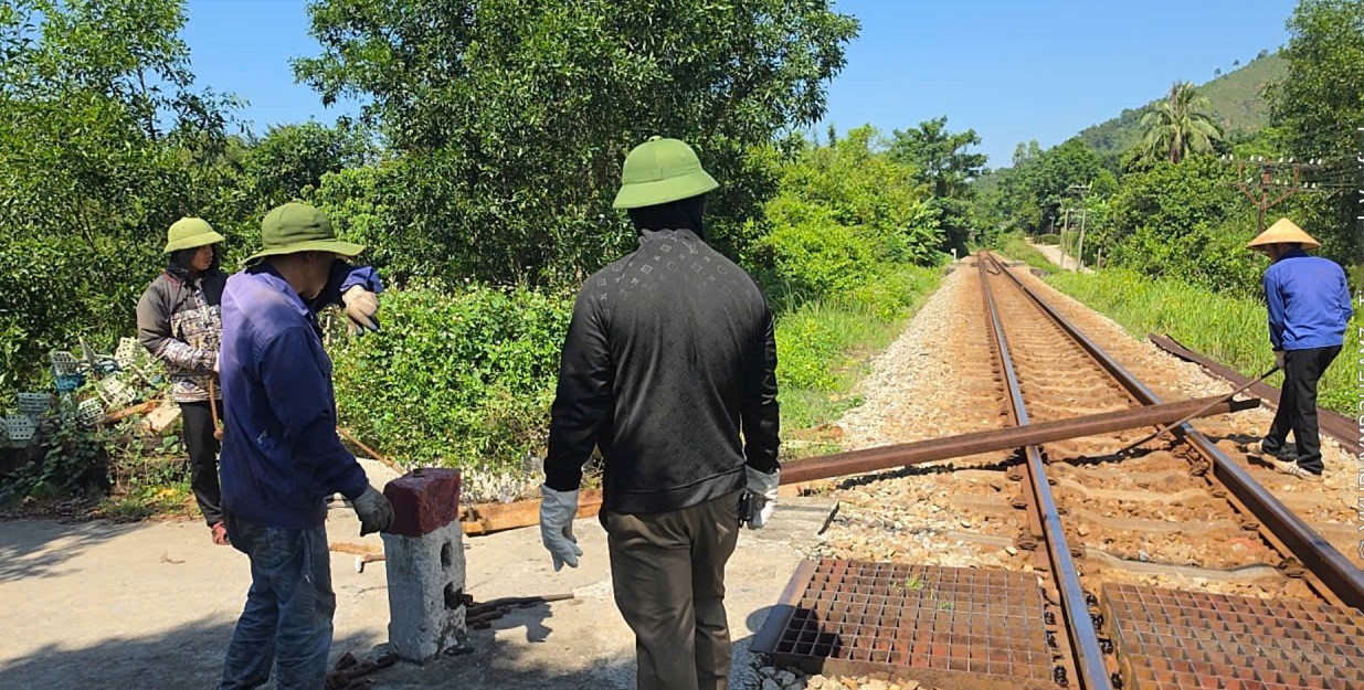 Đóng lối đi tự mở nguy hiểm trên đường sắt Bắc - Nam đoạn qua xã Lộc An