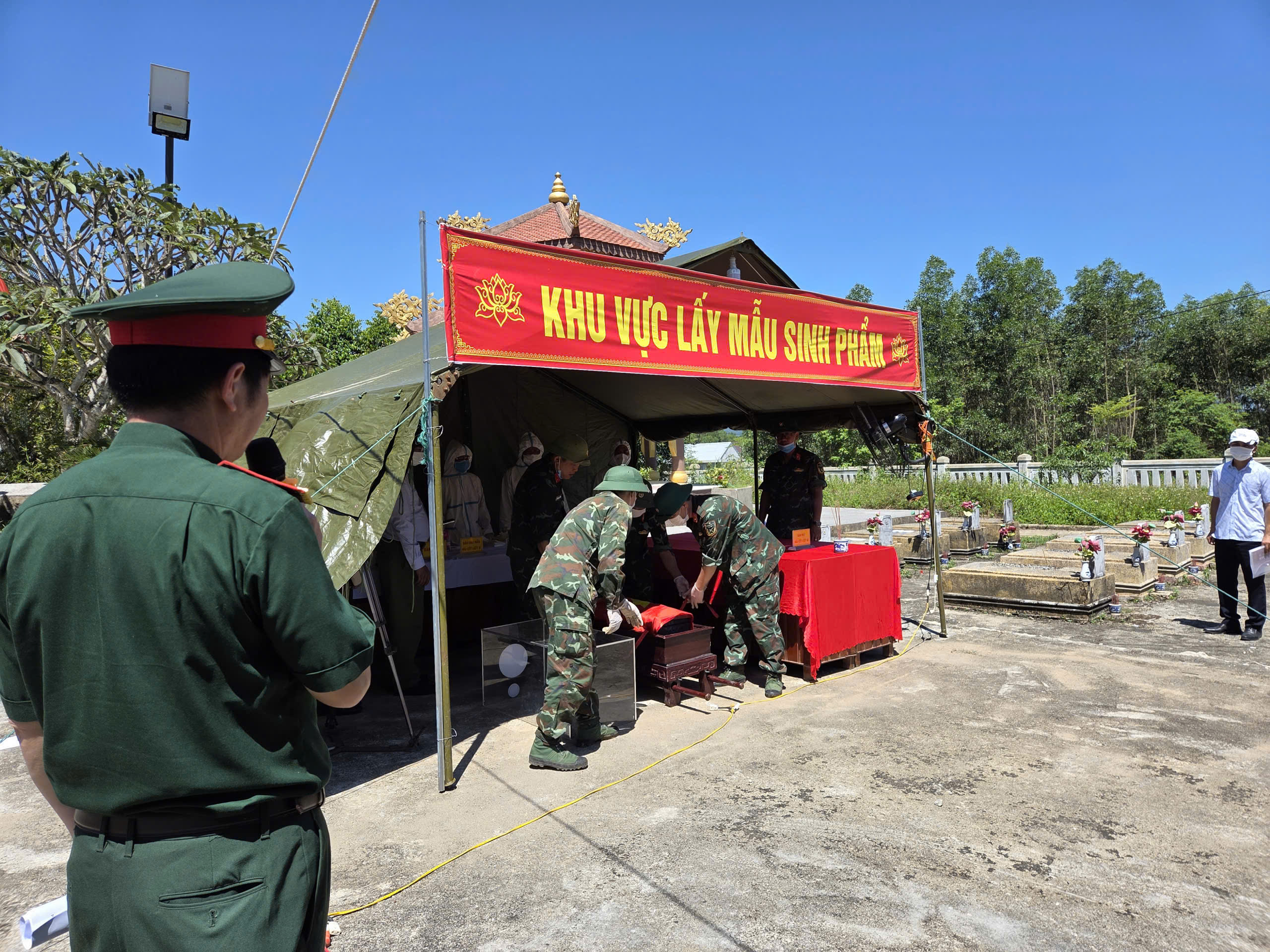 Lấy mẫu, số hóa thông tin hài cốt liệt sĩ tại Phong Điền