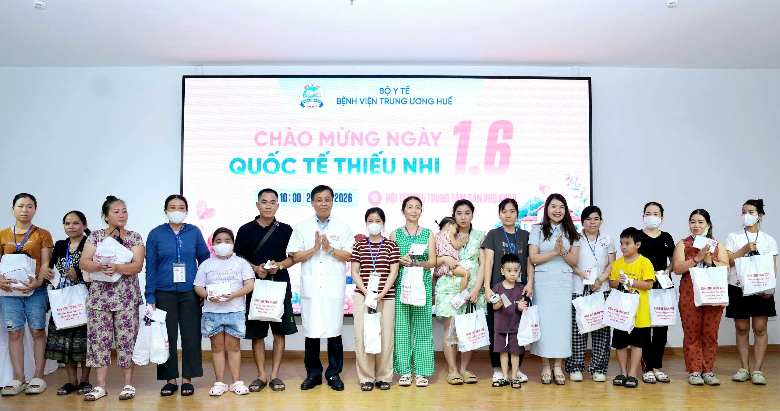 Tặng 200 phần quà cho bệnh nhi tại Bệnh viện Trung ương Huế