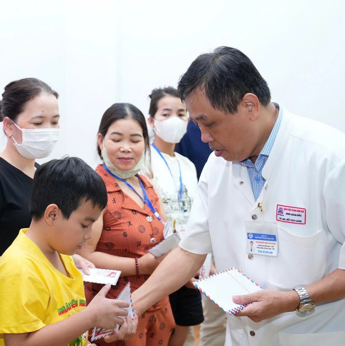 Tặng 200 phần quà cho bệnh nhi tại Bệnh viện Trung ương Huế