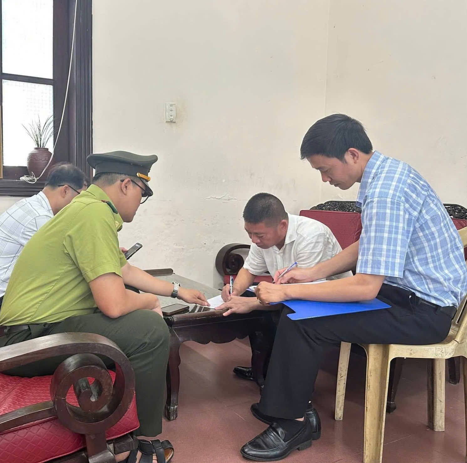 Phường Thuận Hóa phối hợp bàn giao cá thể rùa cổ sọc cho cơ quan chức năng
