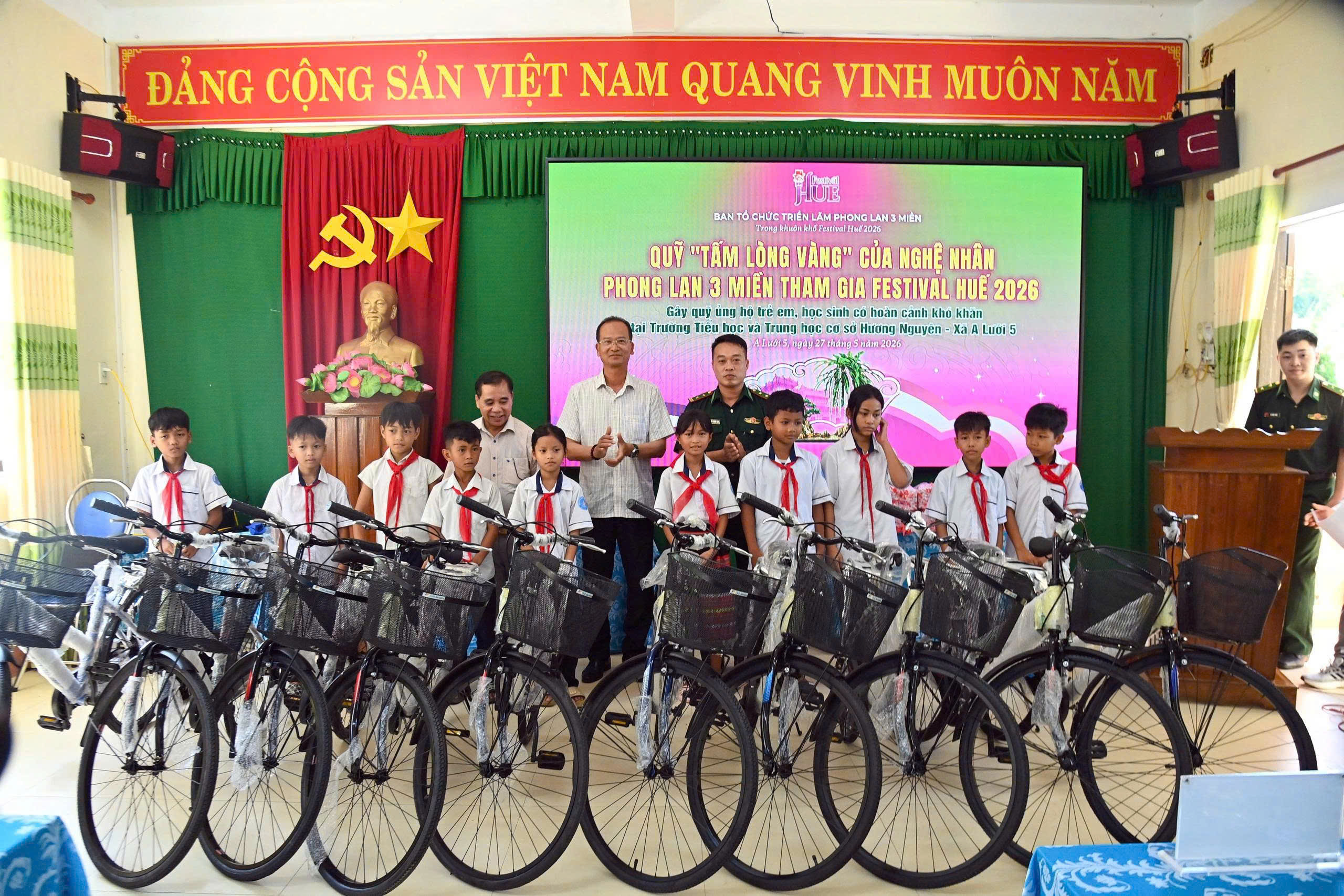 Tặng 62 xe đạp cho học sinh khu vực biên giới
