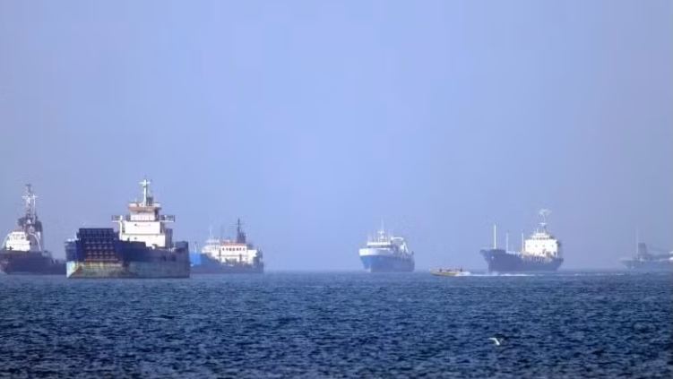 Xung đột tại Trung Đông Iran cho phép một số tàu đi qua eo biển Hormuz
