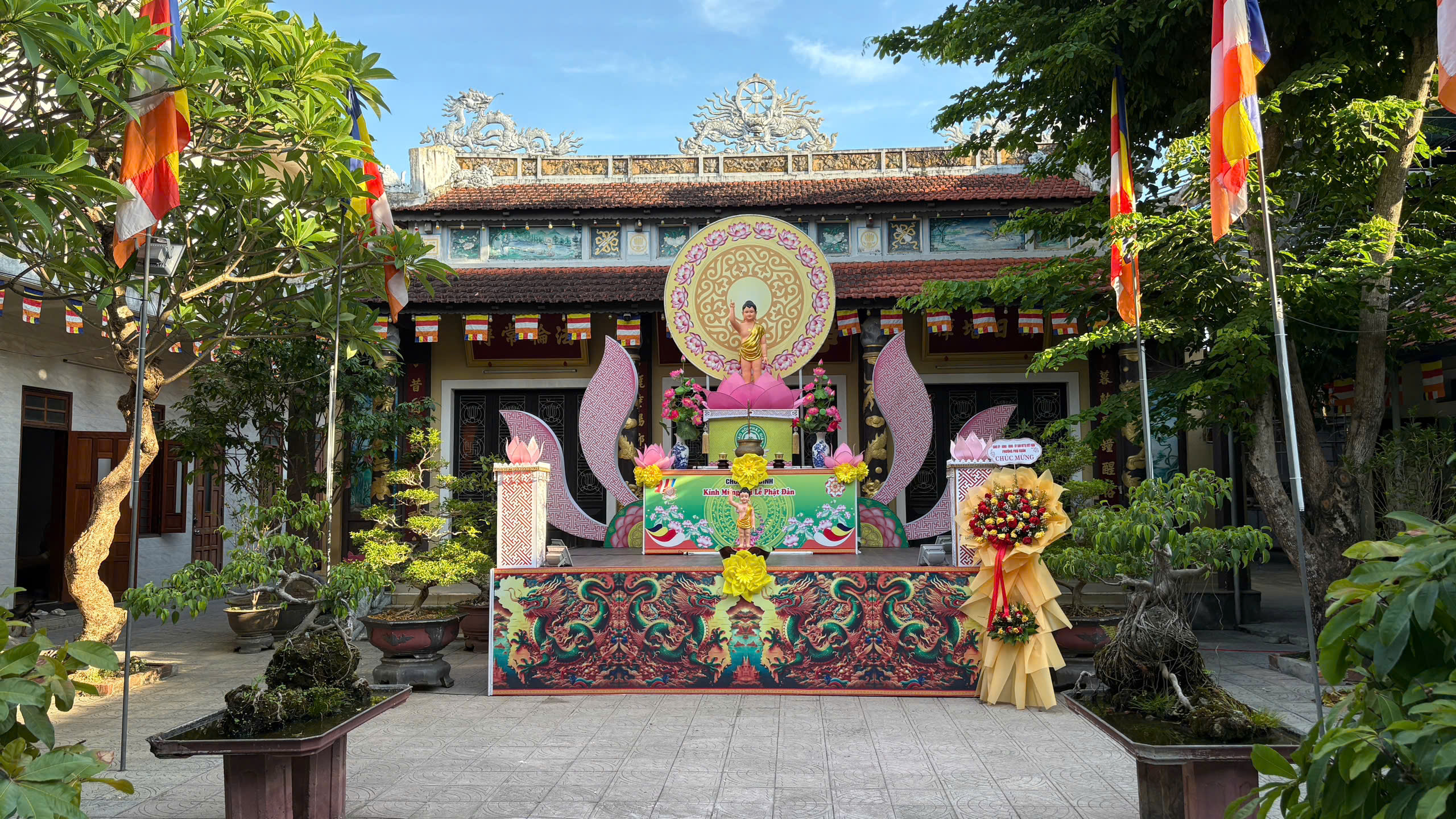 Về Huế đi chùa