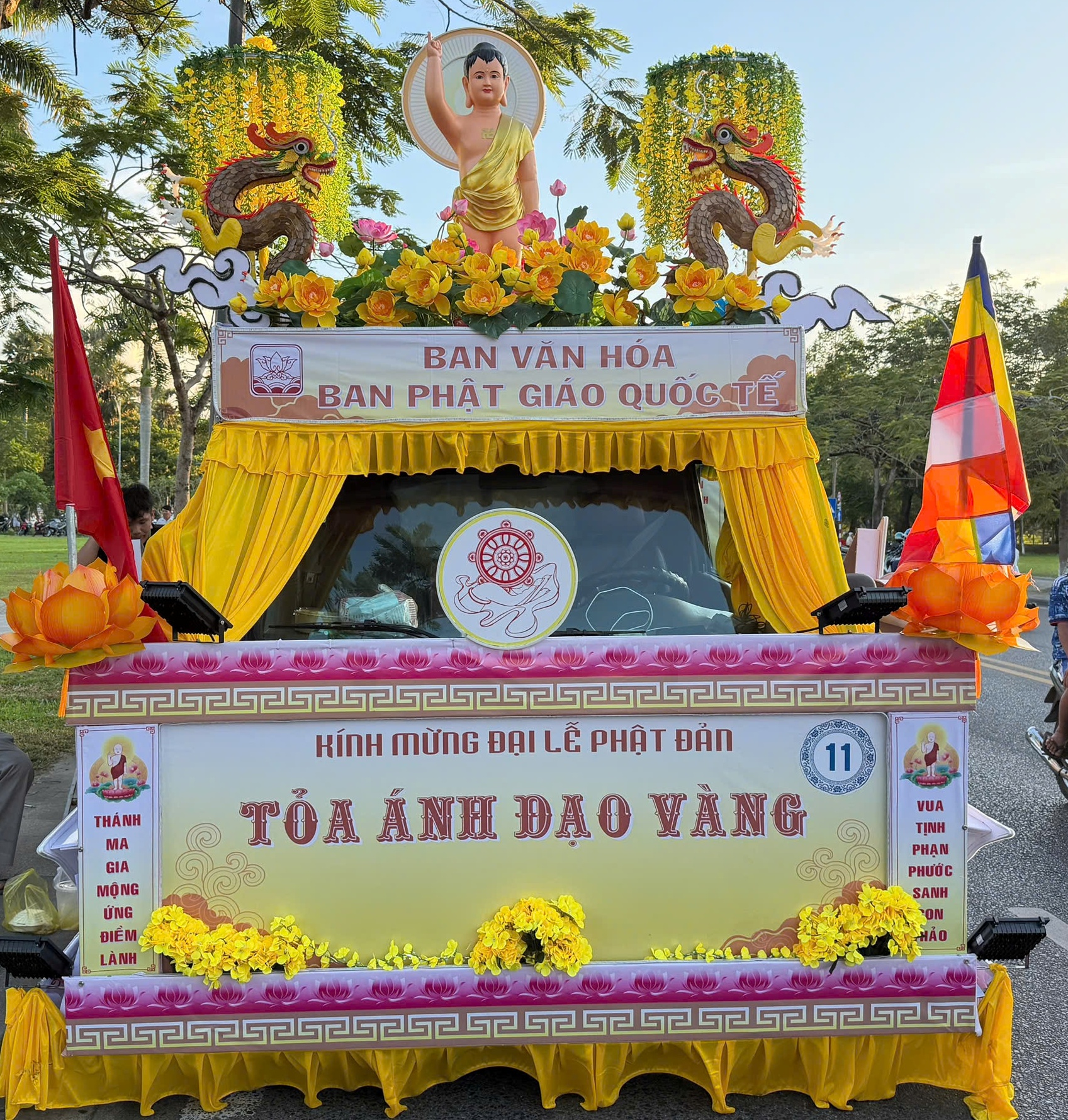 Diễu hành xe hoa chào mừng Phật đản