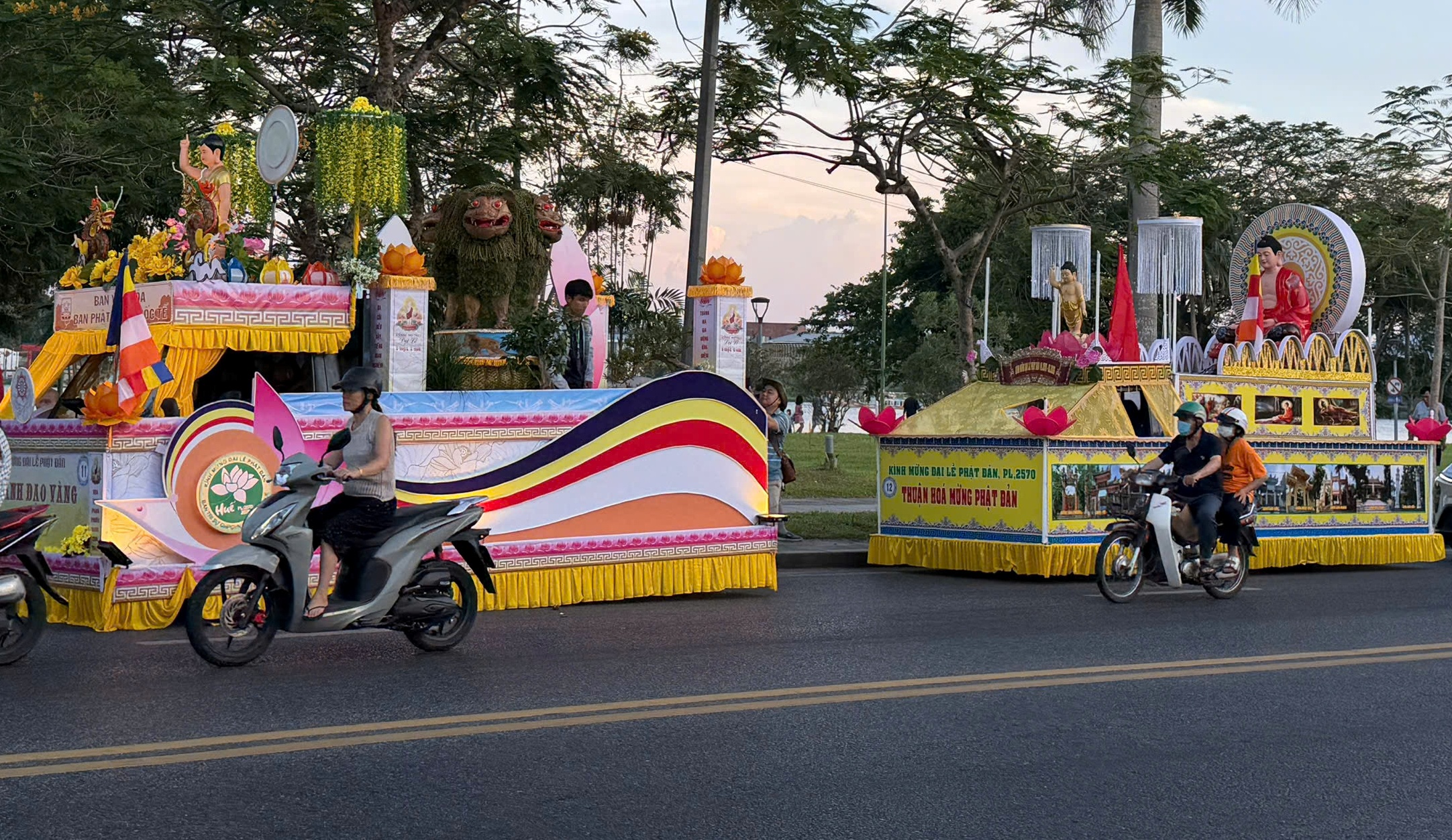 Diễu hành xe hoa chào mừng Phật đản