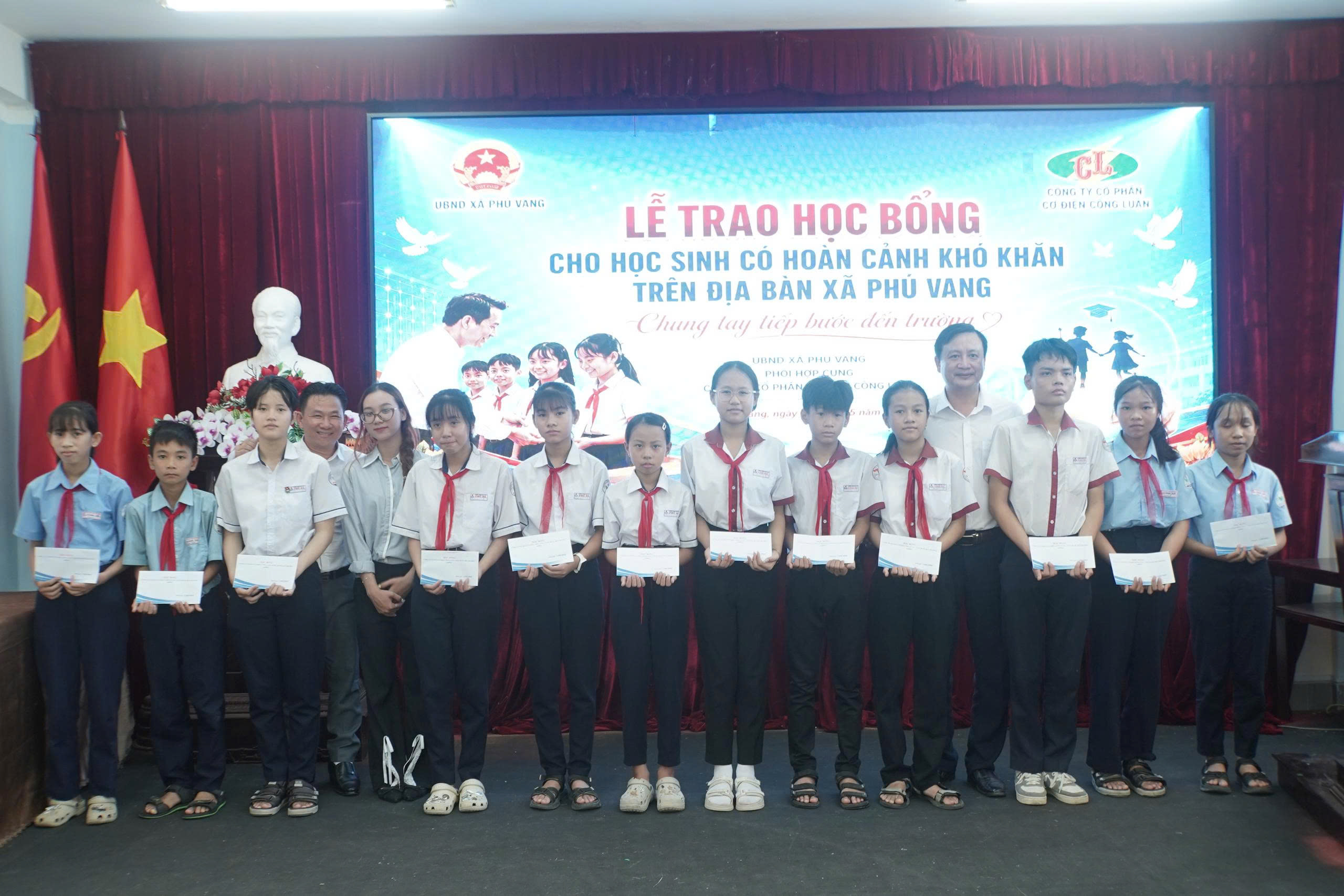 Trao 47 suất học bổng Nâng bước đến trường cho học sinh Phú Vang