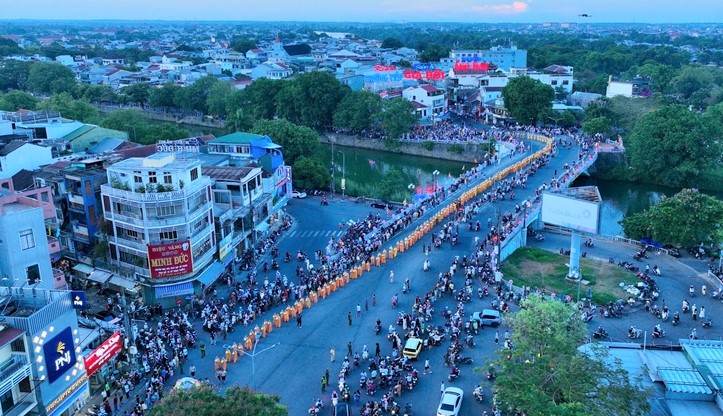 Hàng ngàn người tham gia rước Phật từ Quốc tự Diệu Đế lên Tổ đình Từ Đàm