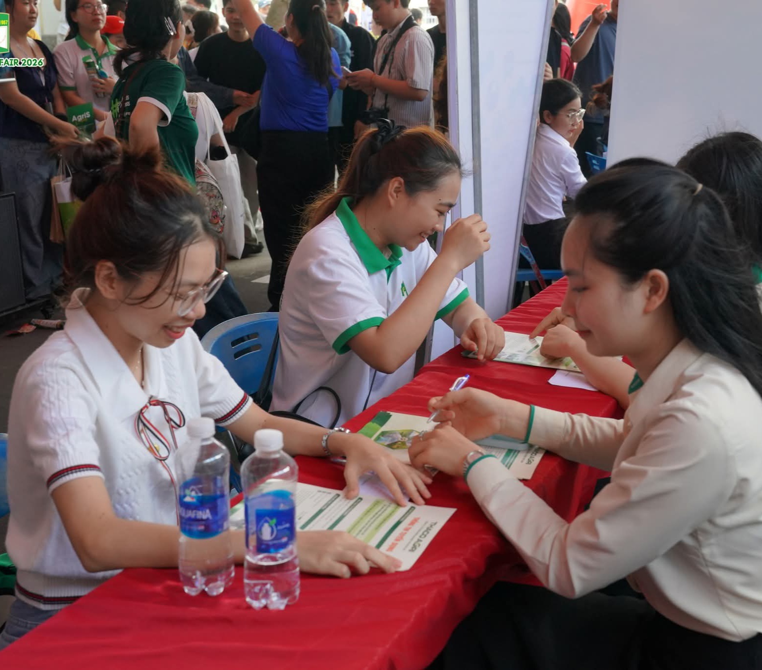 32 doanh nghiệp tuyển dụng 2 460 vị trí việc làm