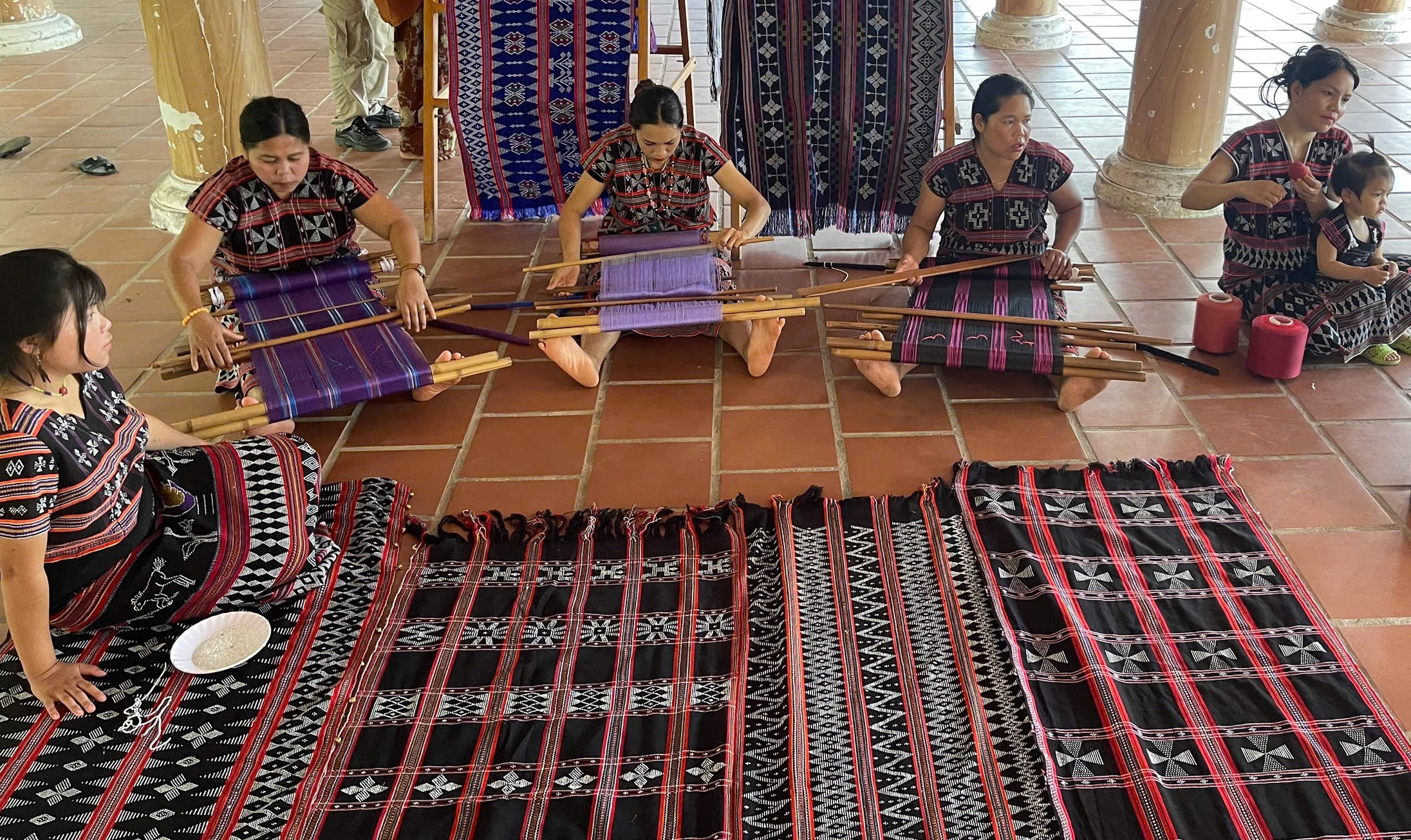 Trình diễn nghề thủ công truyền thống các dân tộc