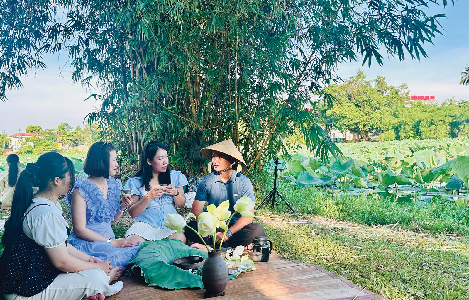 Để du lịch Cố đô không là phông nền trước cơn lốc “check-in”