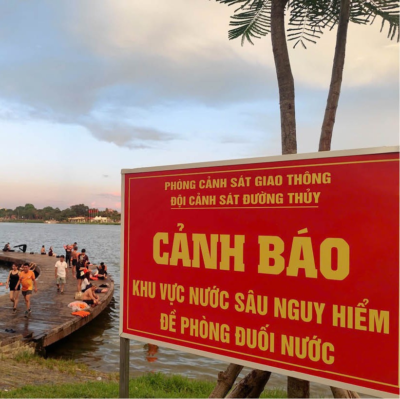 Tắm trên sông Hương, hiểm nguy rình rập