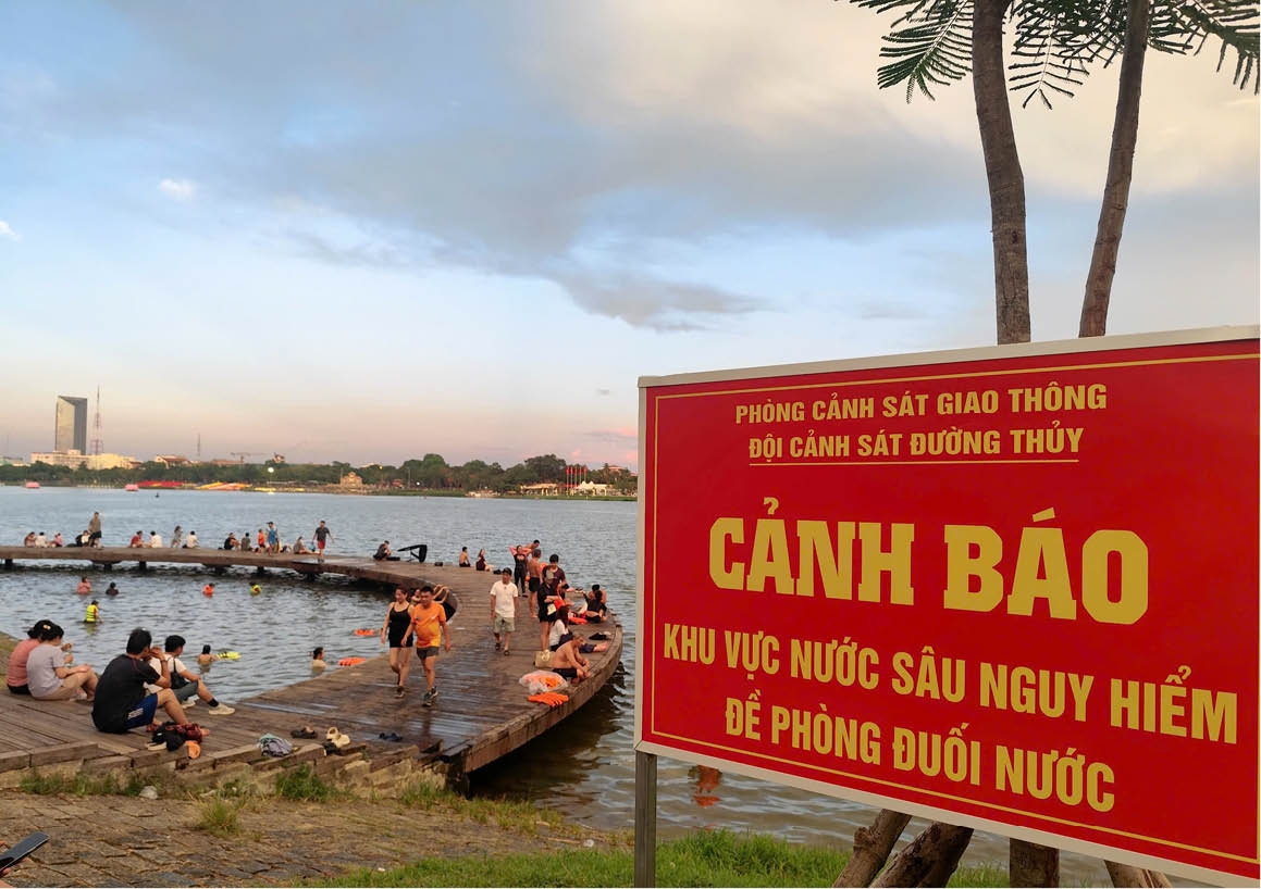 Tắm trên sông Hương, hiểm nguy rình rập
