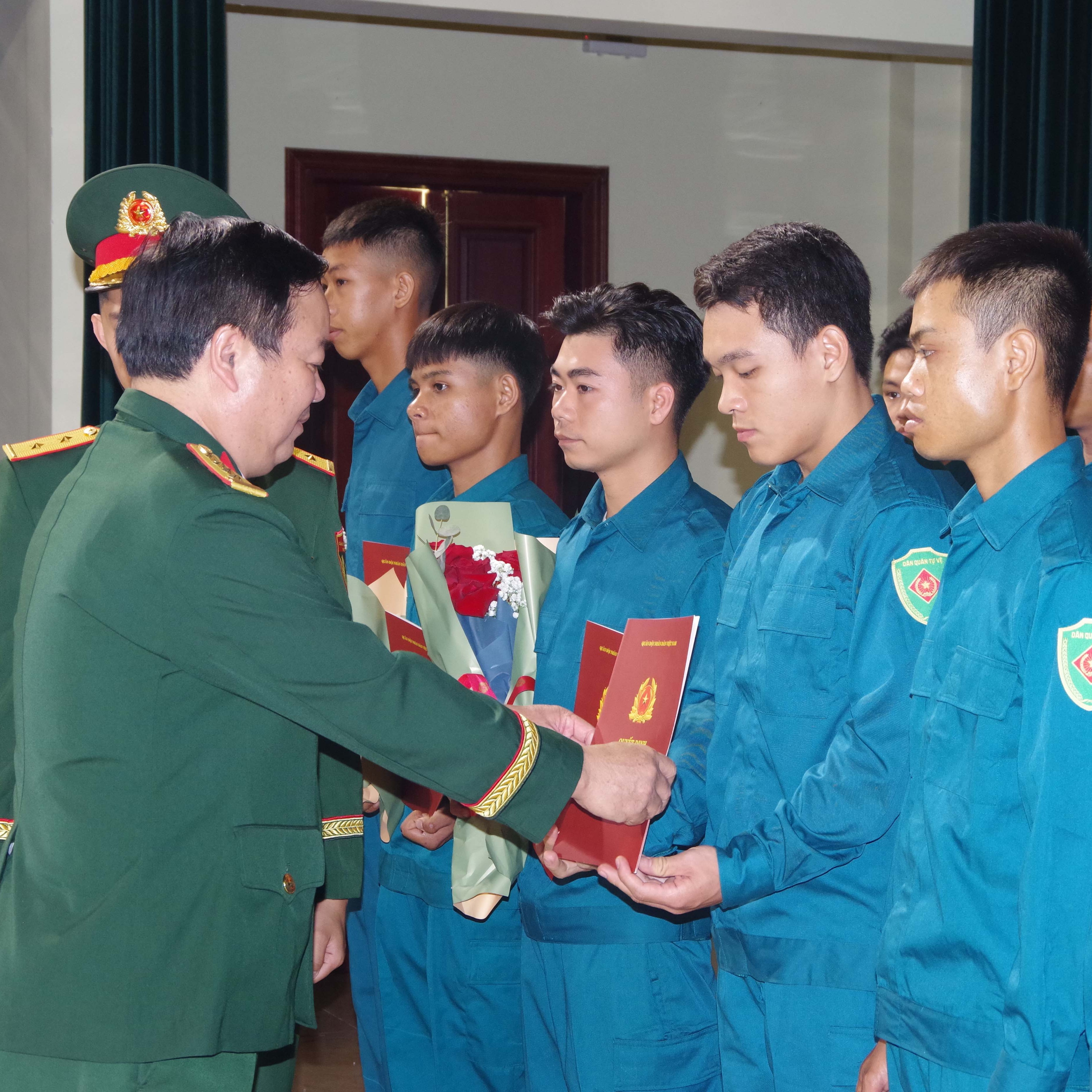 Thành lập 40 tiểu đội dân quân thường trực xã, phường