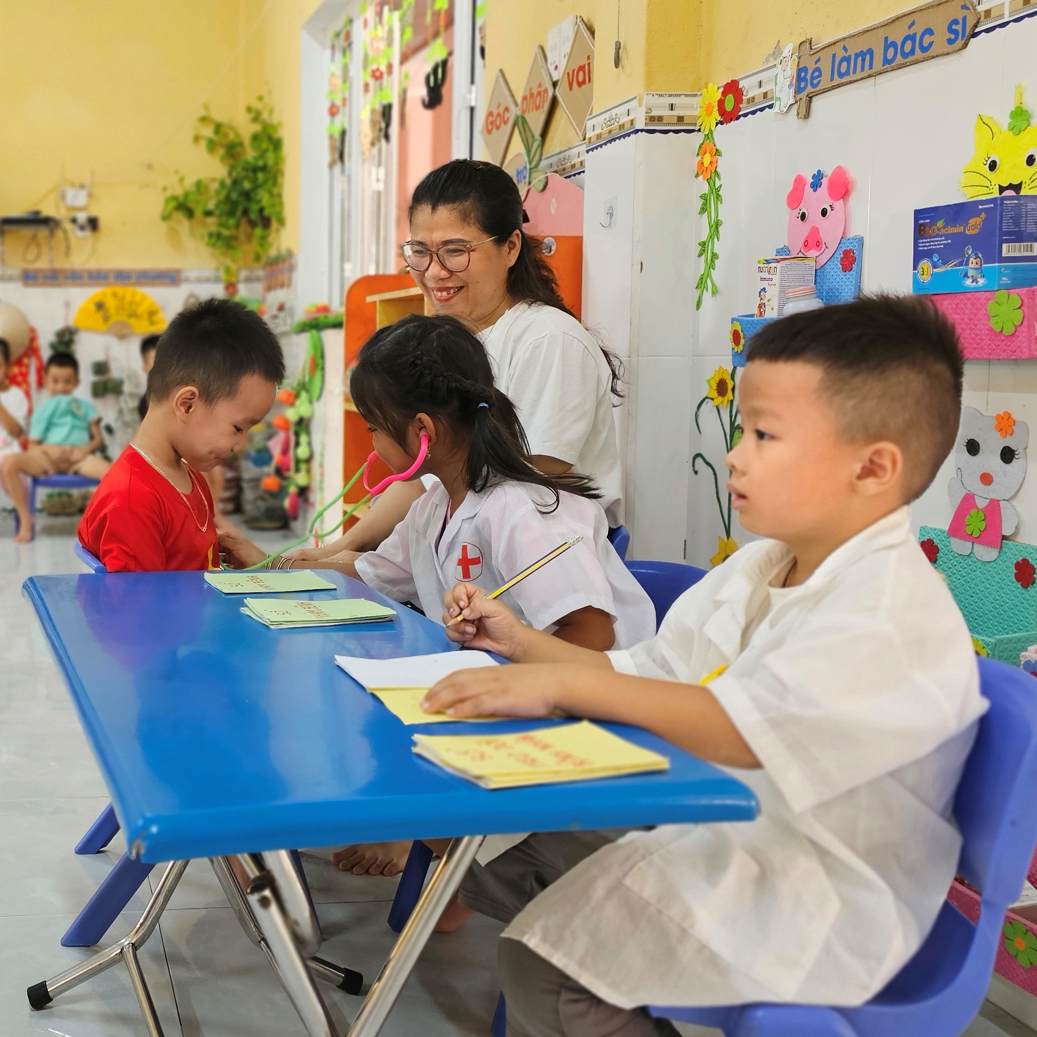 Khám sức khỏe định kỳ, tăng cường nhân lực y tế trường học