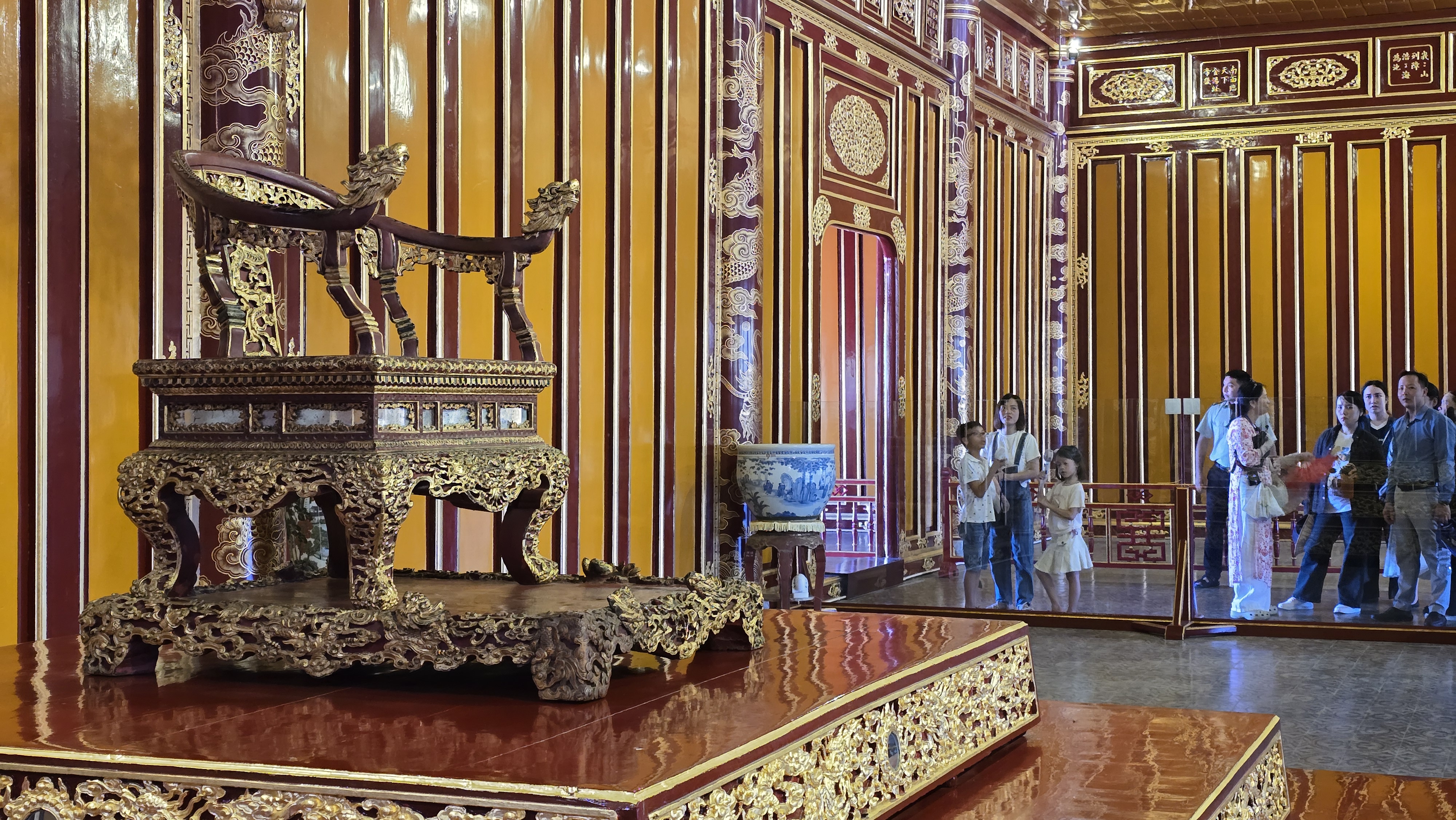 Tái trưng bày Ngai vua Triều Nguyễn sau phục chế tại điện Thái Hoà
