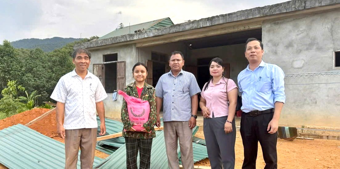 Khắc phục thiệt hại do lốc xoáy ở Long Quảng