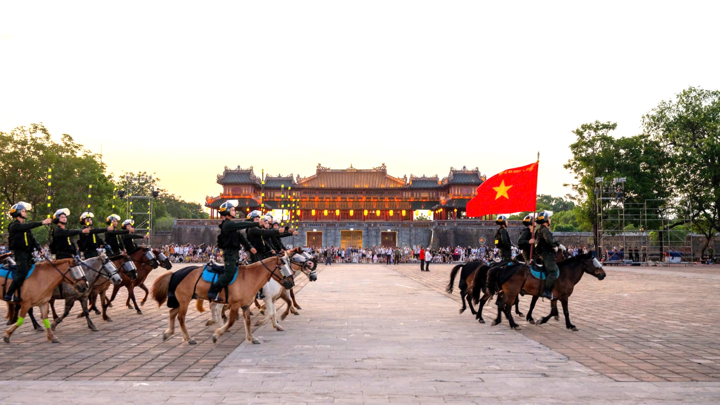 Giao lưu cùng lực lượng mô tô dẫn đoàn và Cảnh sát cơ động kỵ binh