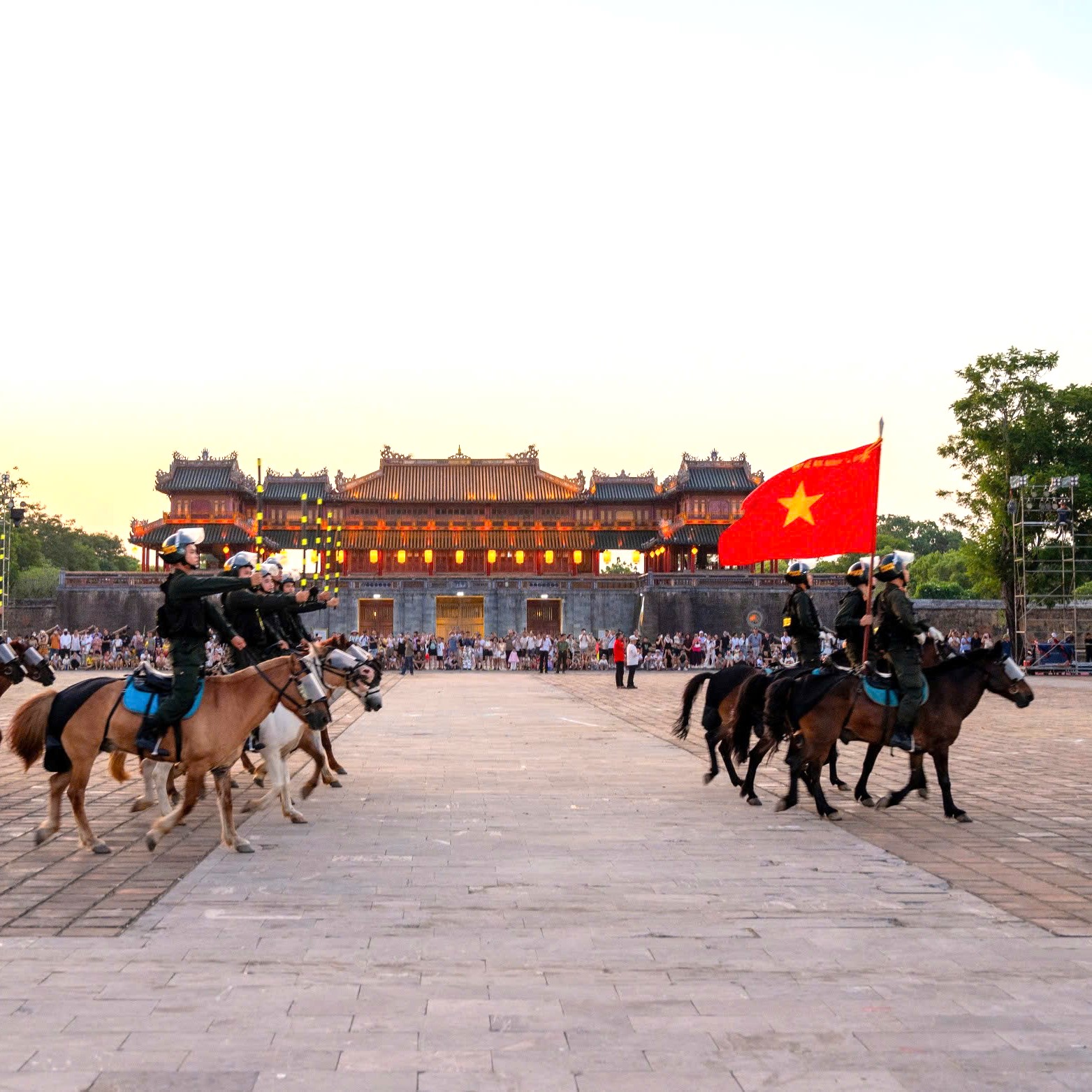 Giao lưu cùng lực lượng mô tô dẫn đoàn và Cảnh sát cơ động kỵ binh