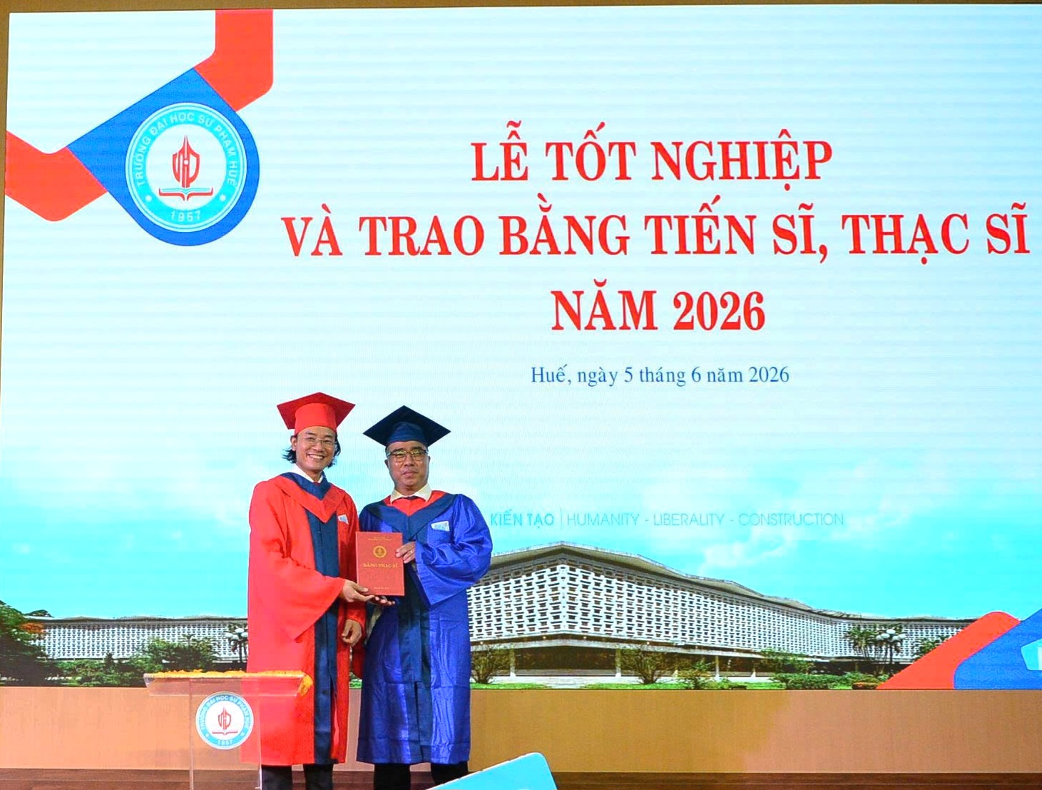 Trường Đại học Sư phạm trao bằng cho 5 tiến sĩ và 289 thạc sĩ