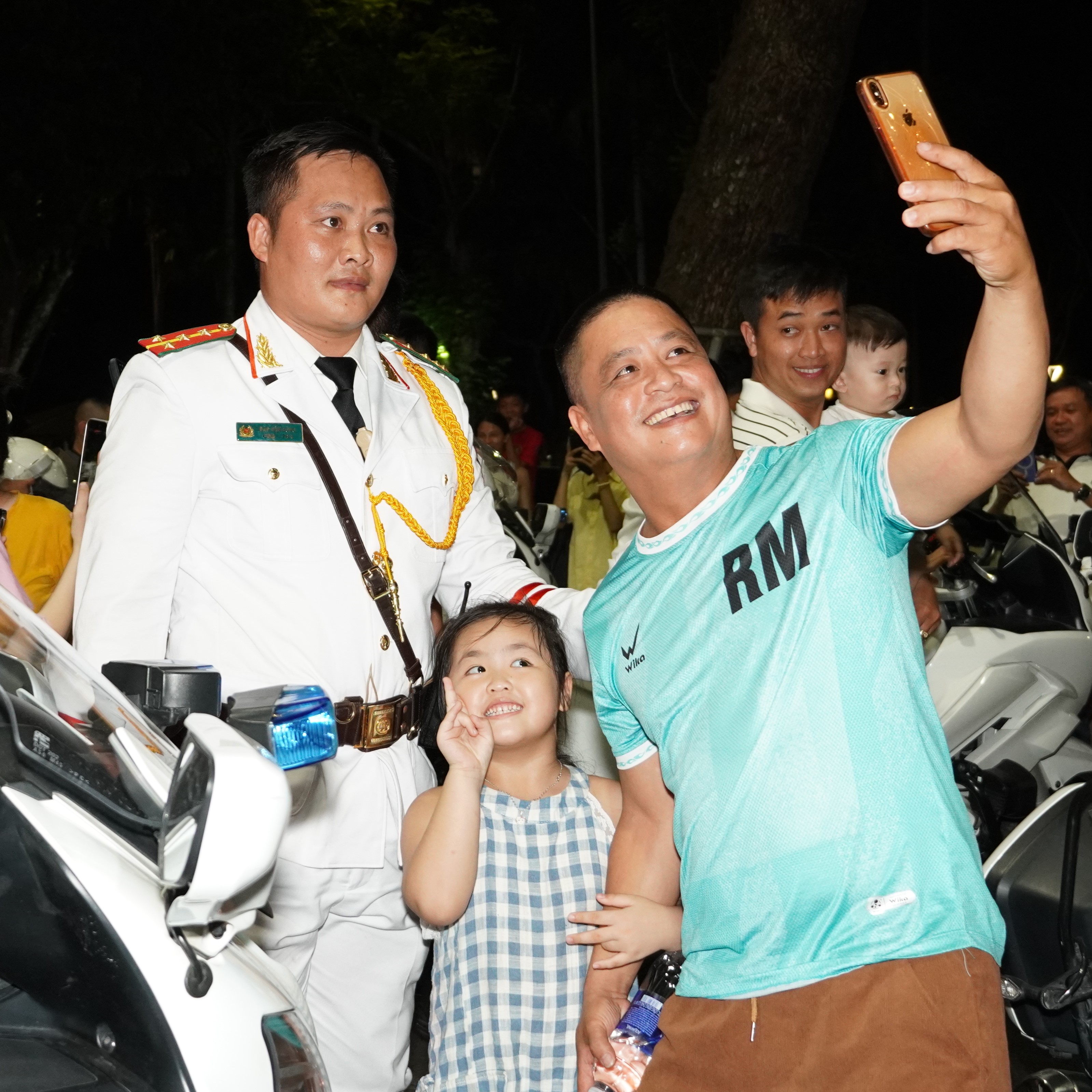 Lực lượng mô tô dẫn đoàn và Cảnh sát cơ động Kỵ binh gây ấn tượng trên các tuyến phố