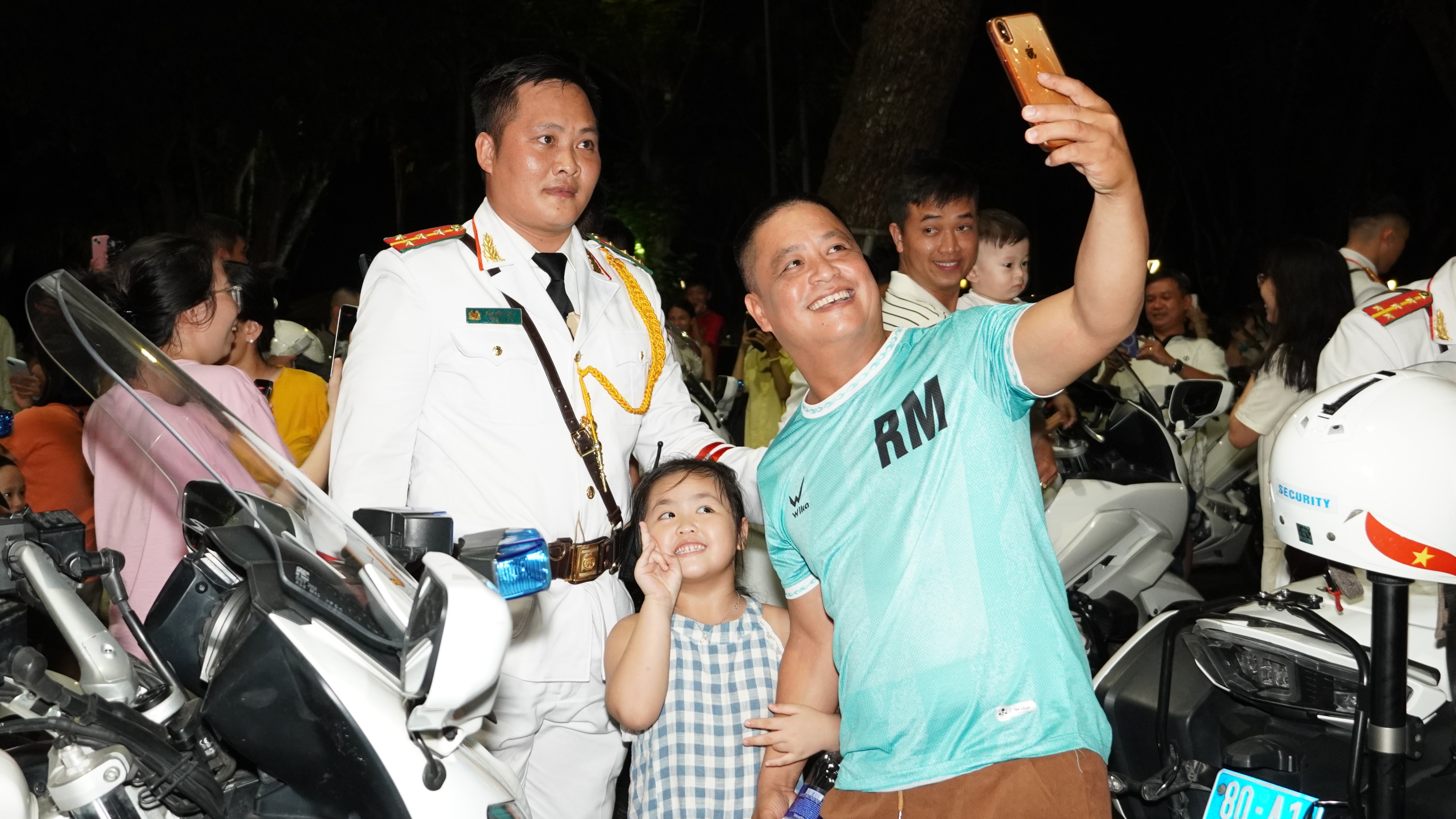 Lực lượng mô tô dẫn đoàn và Cảnh sát cơ động Kỵ binh gây ấn tượng trên các tuyến phố