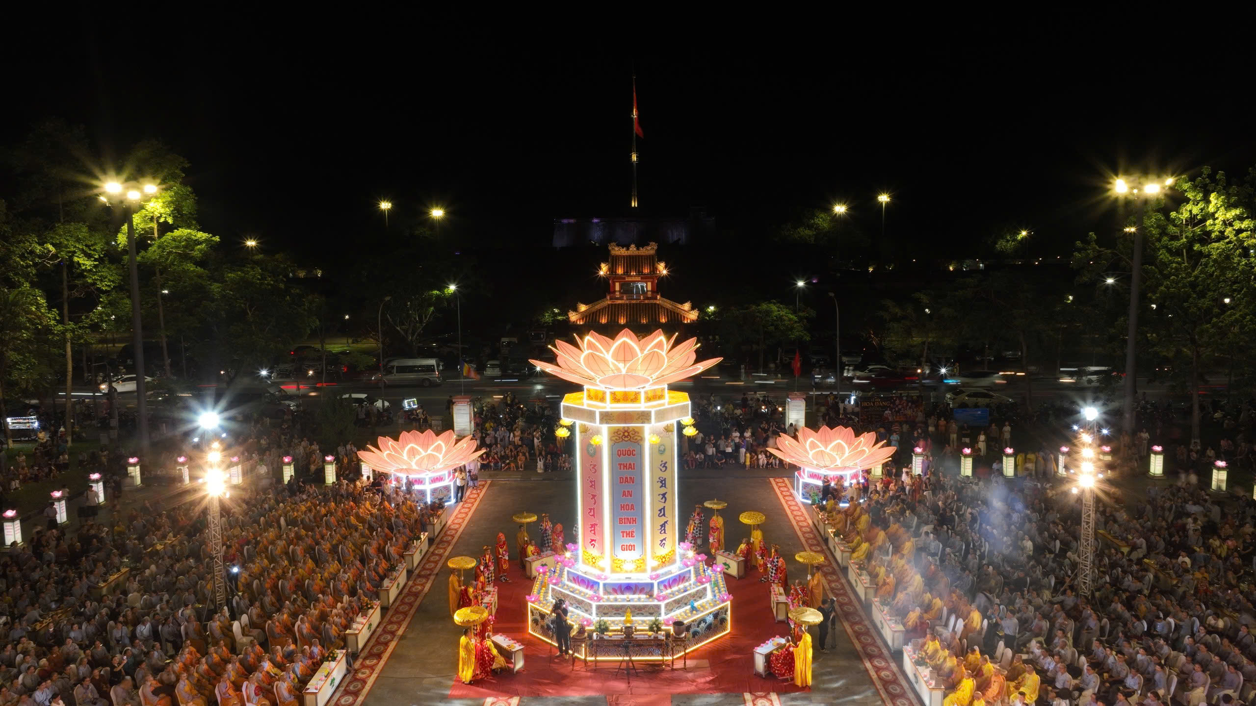Hàng ngàn người tham gia Lễ hội hoa đăng bên bờ sông Hương