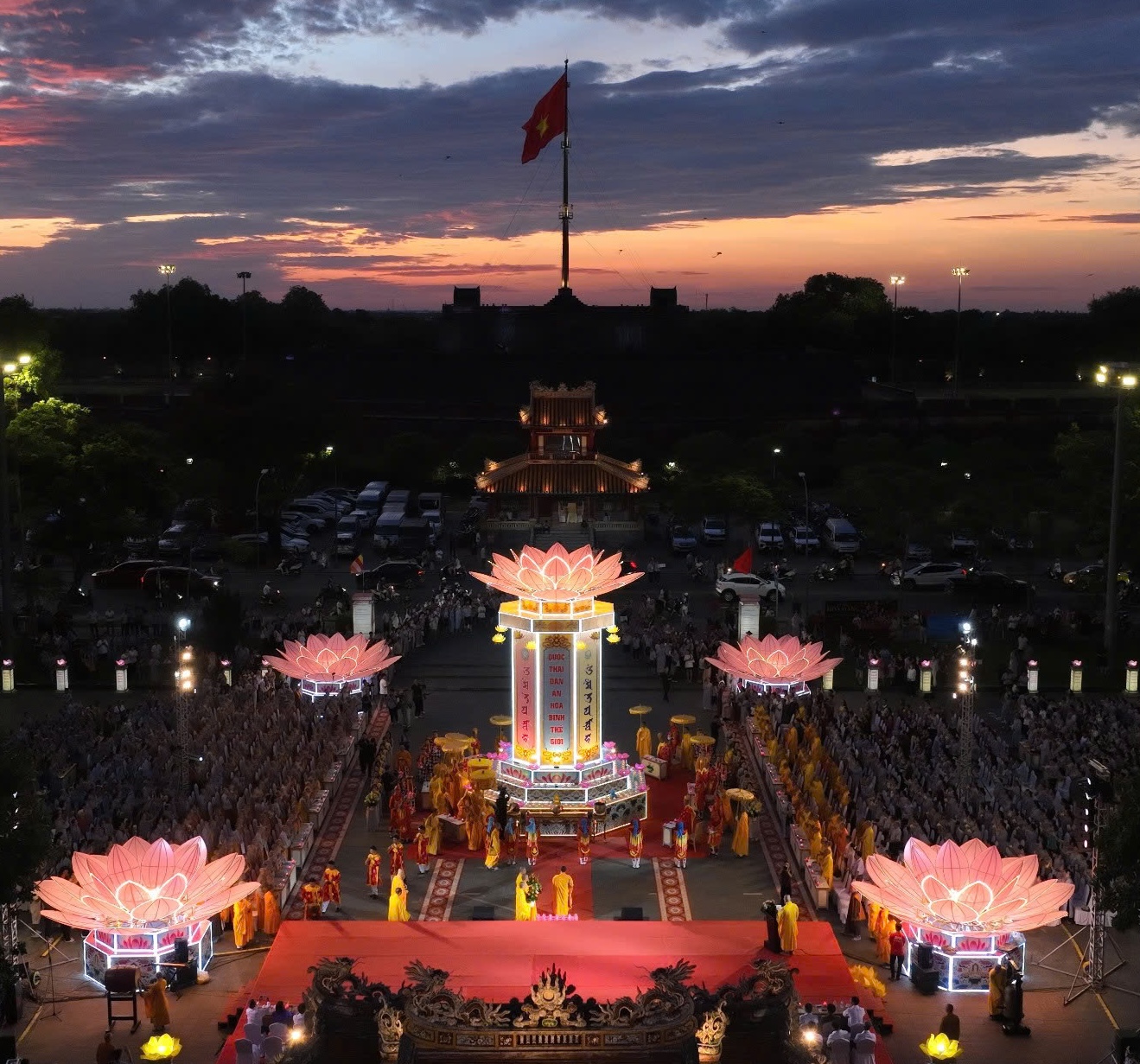 Hàng ngàn người tham gia Lễ hội hoa đăng bên bờ sông Hương