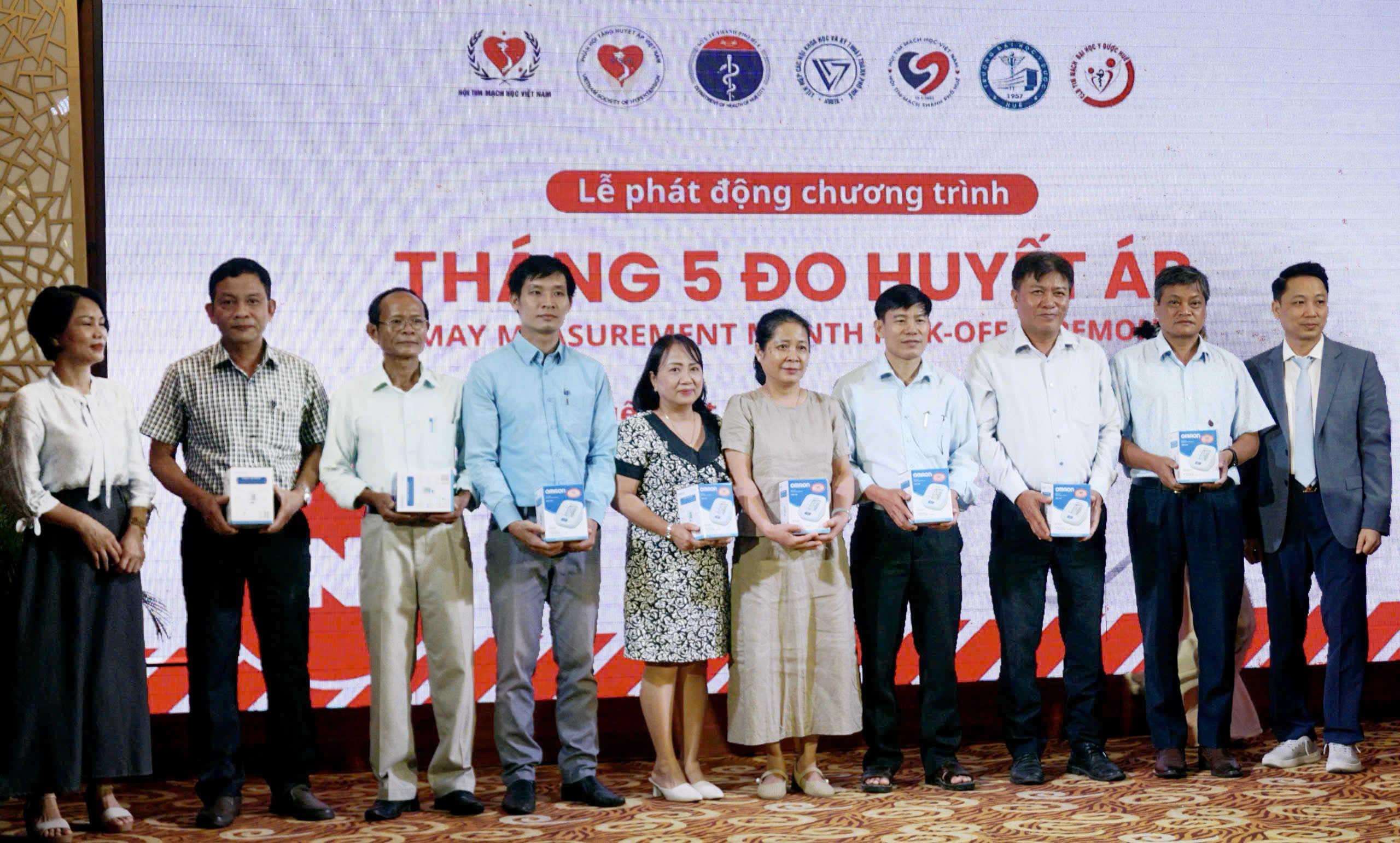 Trao tặng 80 máy đo huyết áp cho y tế cơ sở