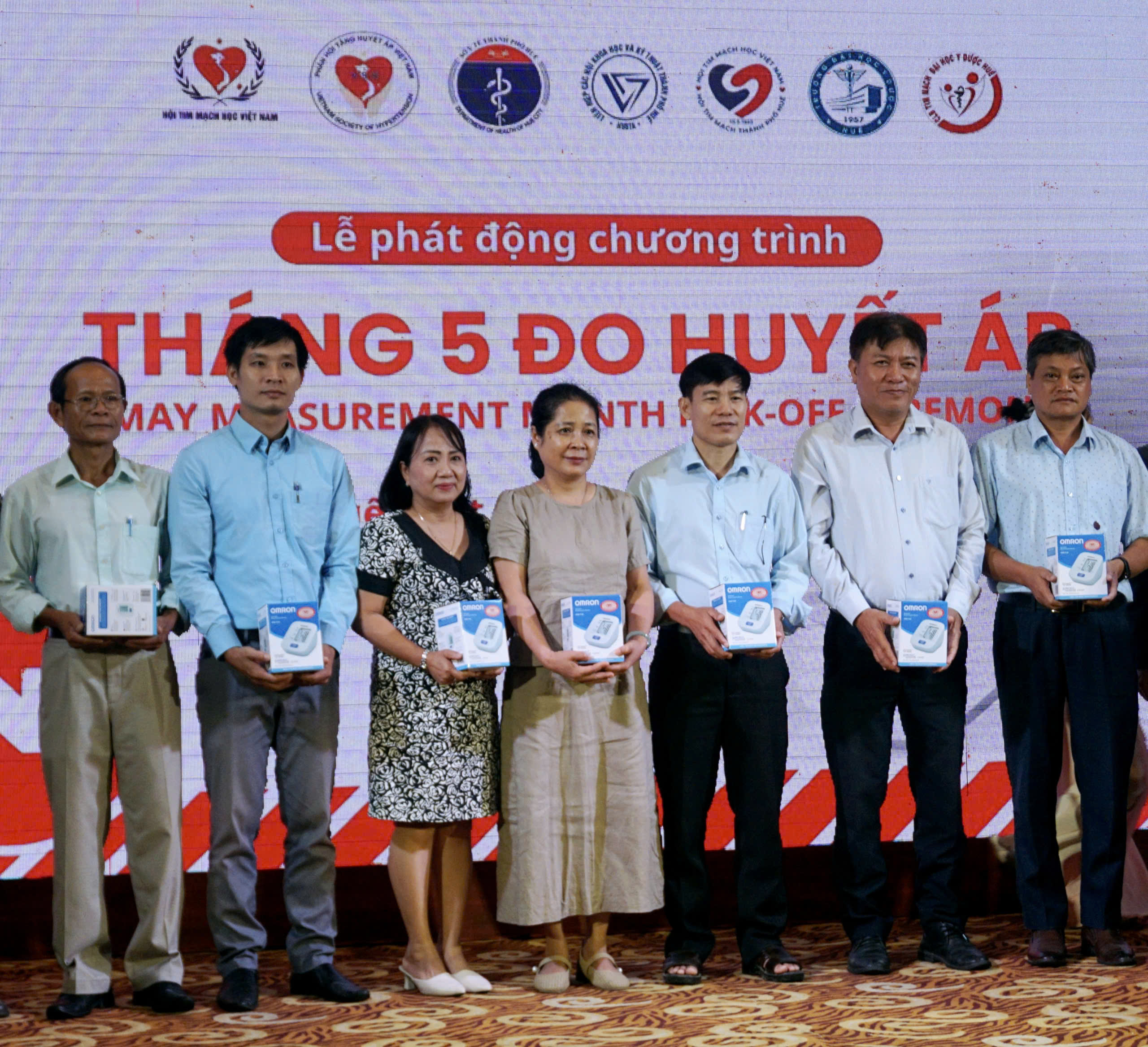 Trao tặng 80 máy đo huyết áp cho y tế cơ sở