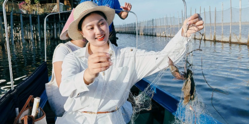 Ngắm hoàng hôn, làm ngư dân ở đầm Chuồn