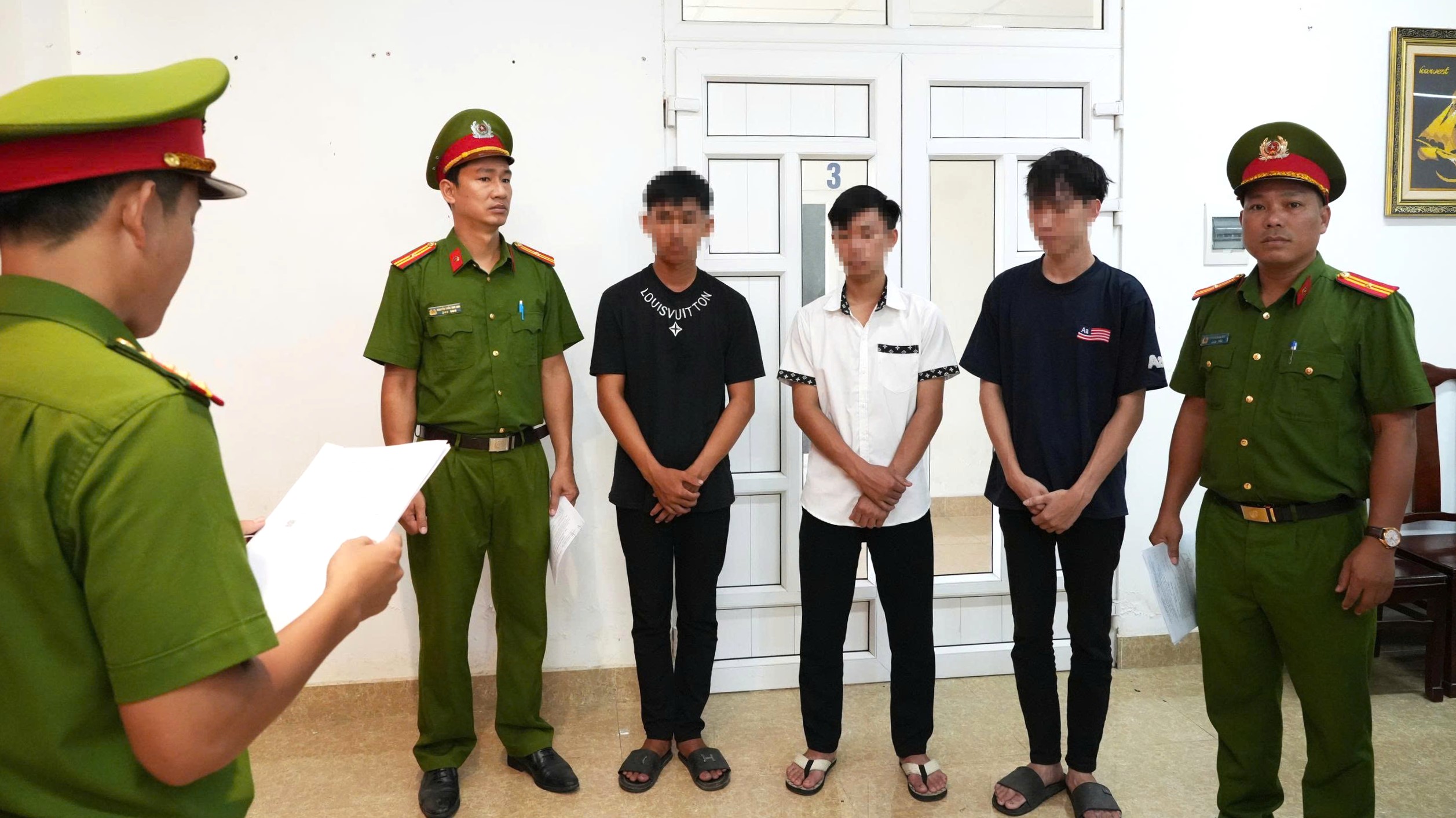 Khởi tố 3 thiếu niên tụ tập bốc đầu xe, gây rối trật tự công cộng