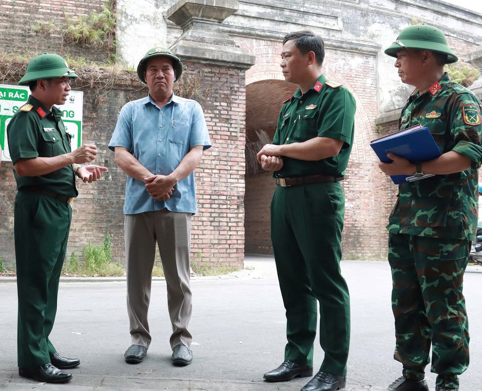 Lãnh đạo thành phố khảo sát thực tế khu vực nghi mộ liệt sĩ tập thể