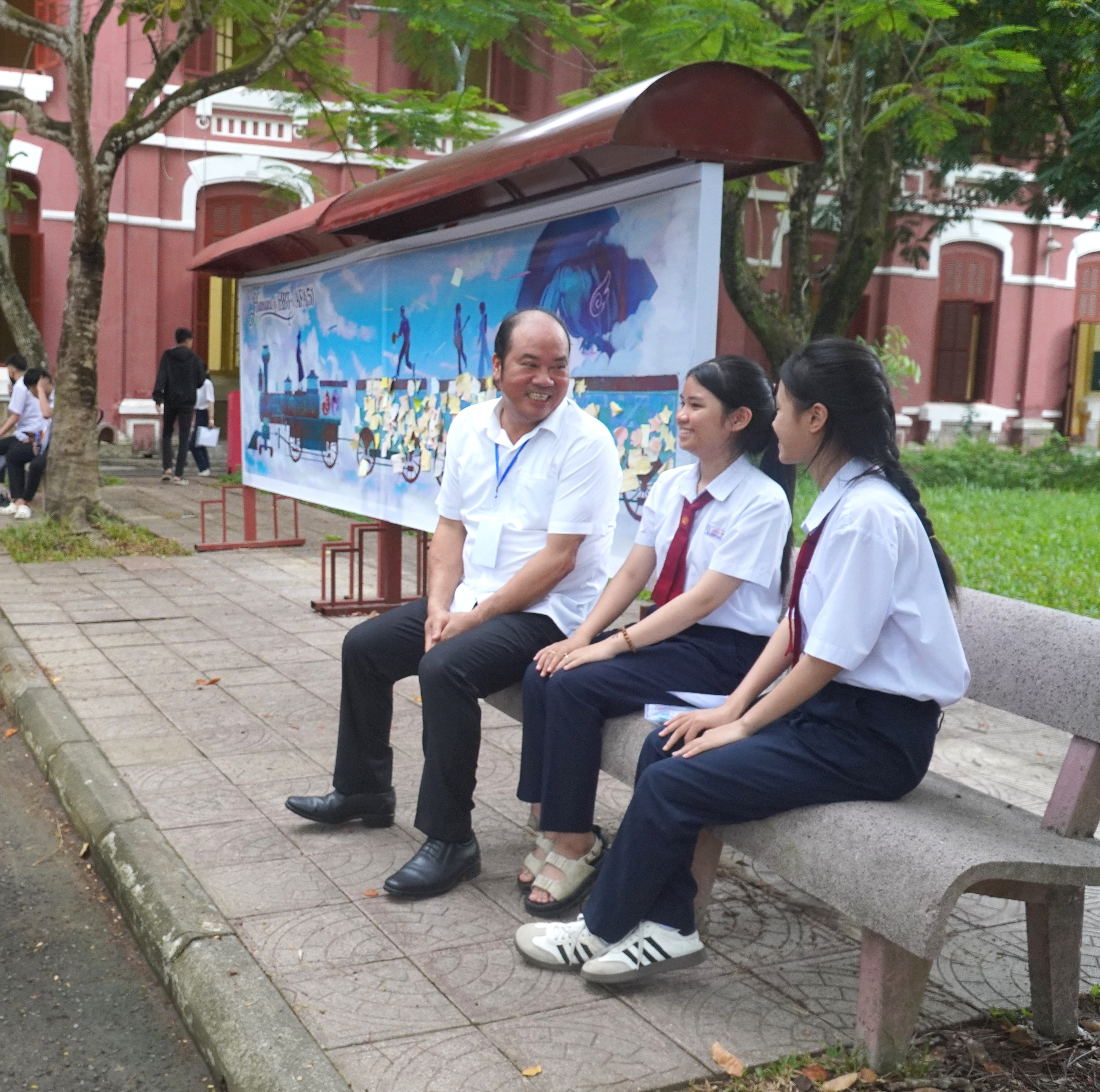 Lãnh đạo thành phố kiểm tra, động viên thí sinh trước giờ thi tốt nghiệp trung học phổ thông