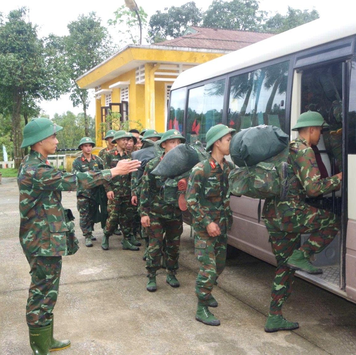 Ra quân thực hiện chiến dịch “60 ngày đêm” hỗ trợ xây dựng Trường liên cấp A Lưới 4