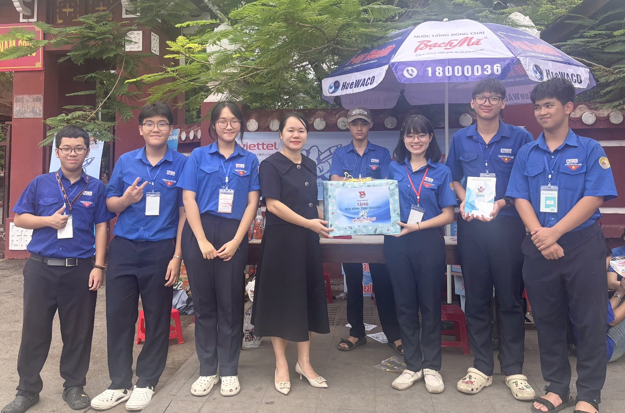 Thăm, tặng quà các đội hình tình nguyện “Tiếp sức mùa thi”