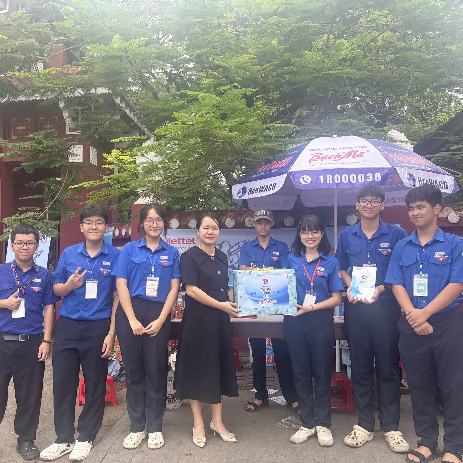 Thăm, tặng quà các đội hình tình nguyện “Tiếp sức mùa thi”