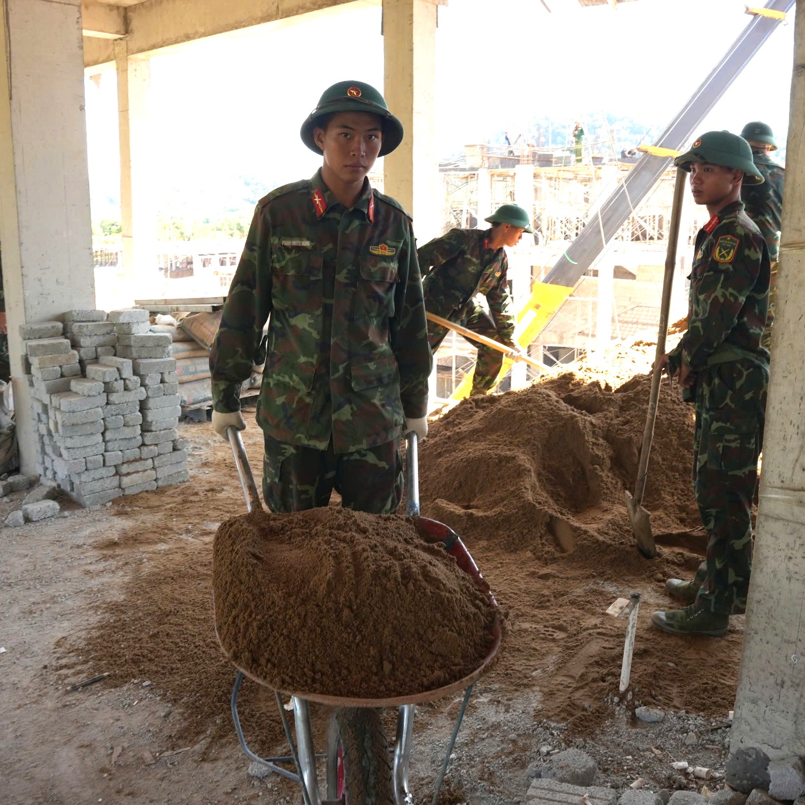 Biểu dương lực lượng quân đội chi viện, yêu cầu xử lý nghiêm nhà thầu chậm tiến độ