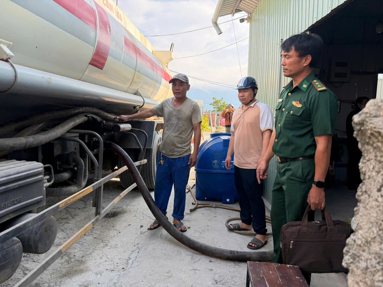 Phạt vi phạm hành chính 3 cá nhân và 2 tổ chức mua bán, vận chuyển, tàng trữ dầu DO trái phép