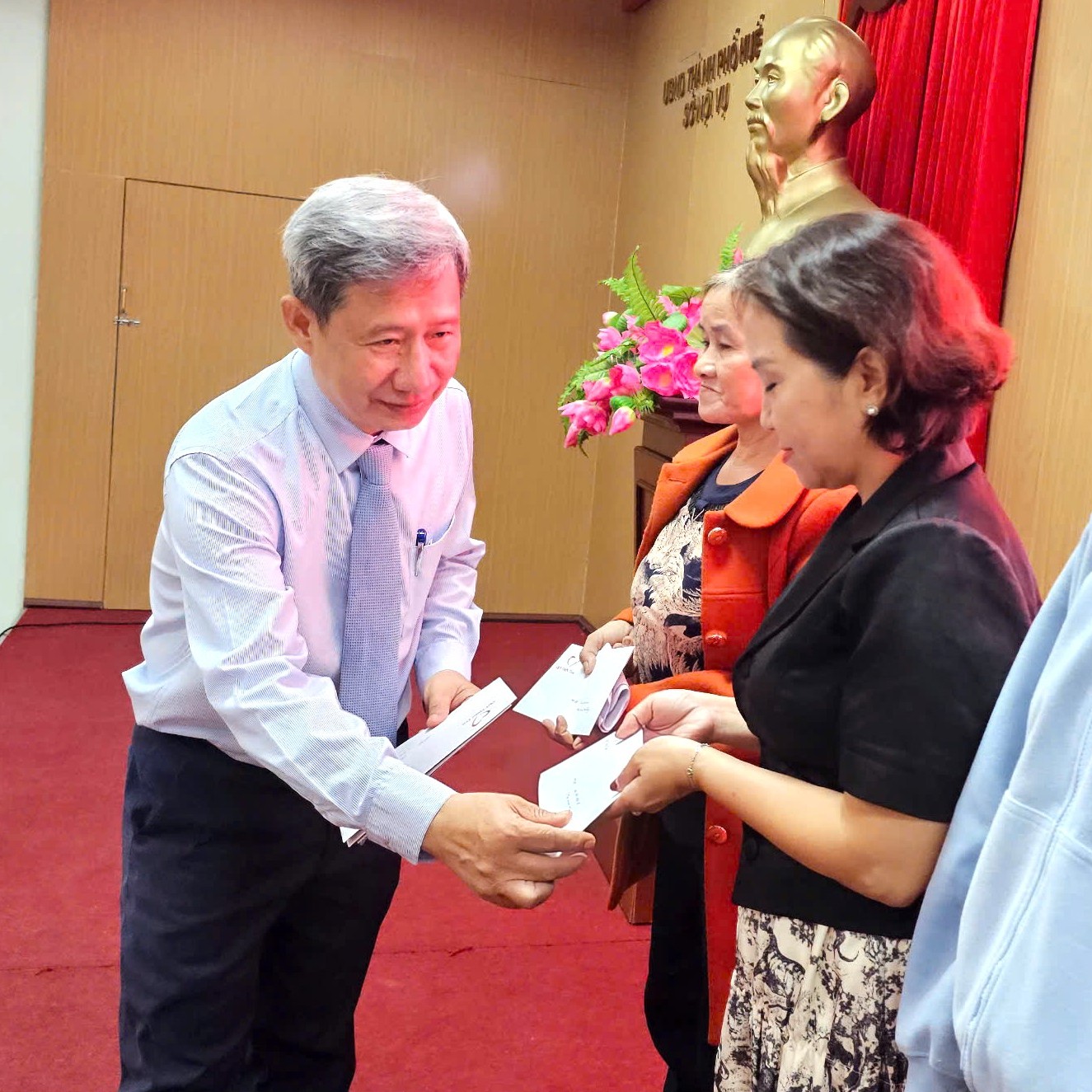 Hơn 24 000 người có công ở Huế được tặng quà dịp 27 7