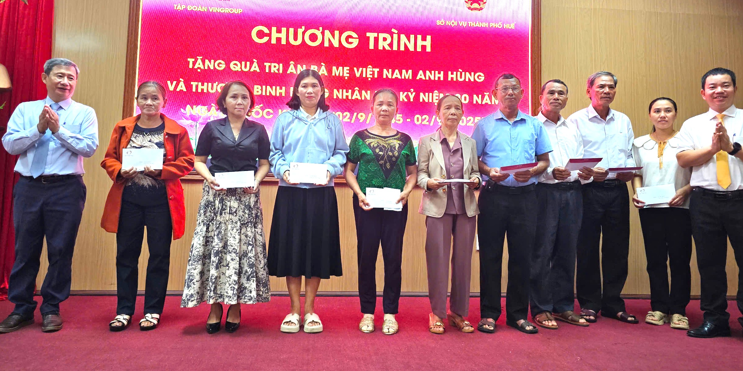 Hơn 24 000 người có công ở Huế được tặng quà dịp 27 7