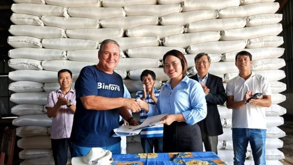 Bàn giao 1 200 tấn gạo do Việt Nam sản xuất cho Cuba