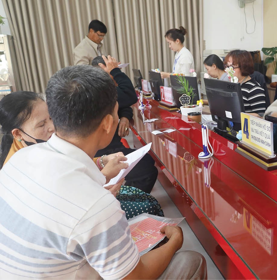 “Mở thêm giờ” để phục vụ dân