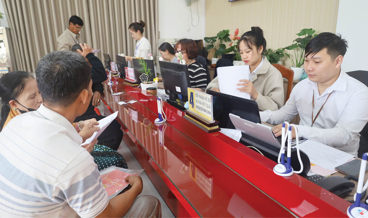 “Mở thêm giờ” để phục vụ dân